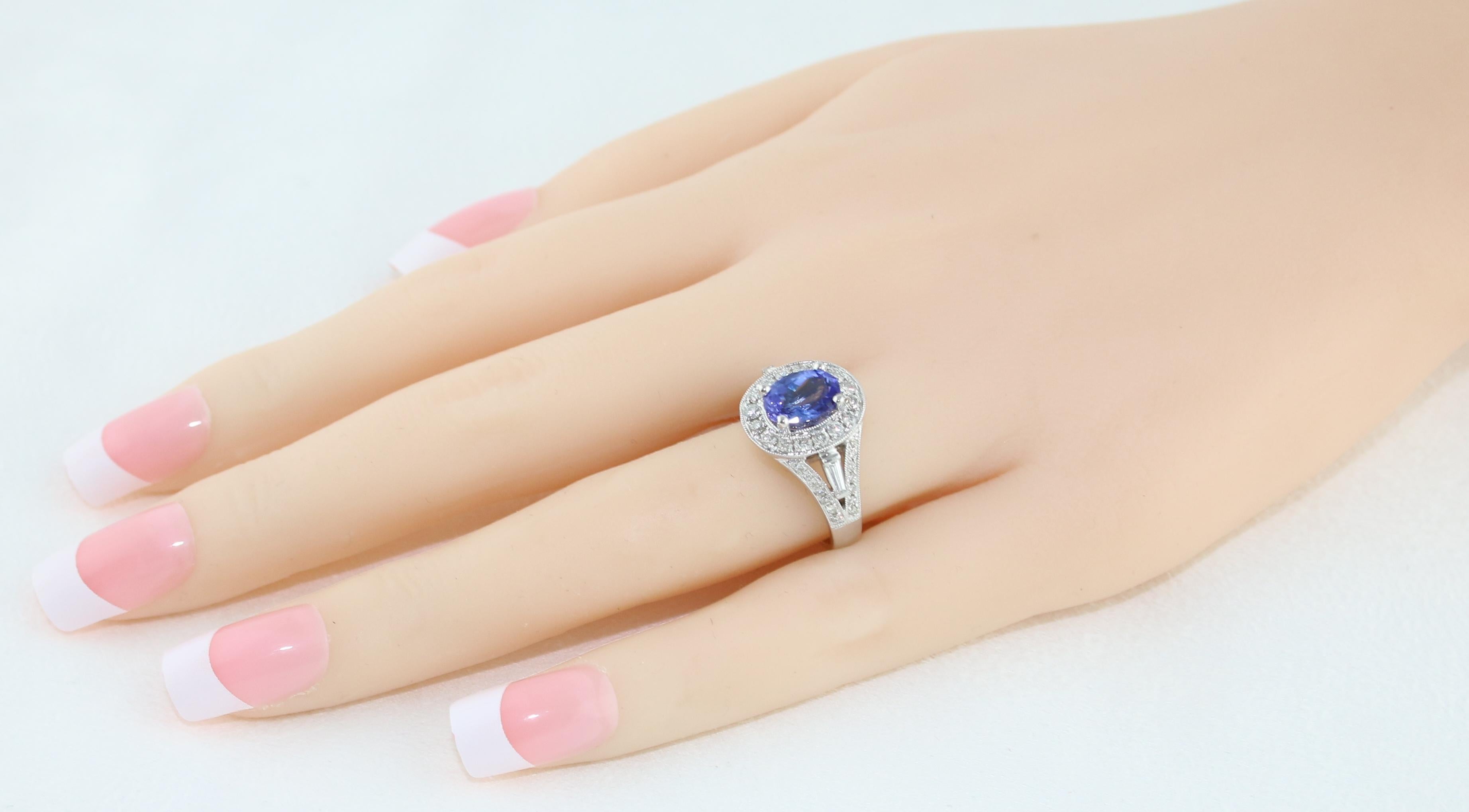 1,80 Karat ovaler Tansanit-Diamant-Halo-Goldring (Ovalschliff) im Angebot