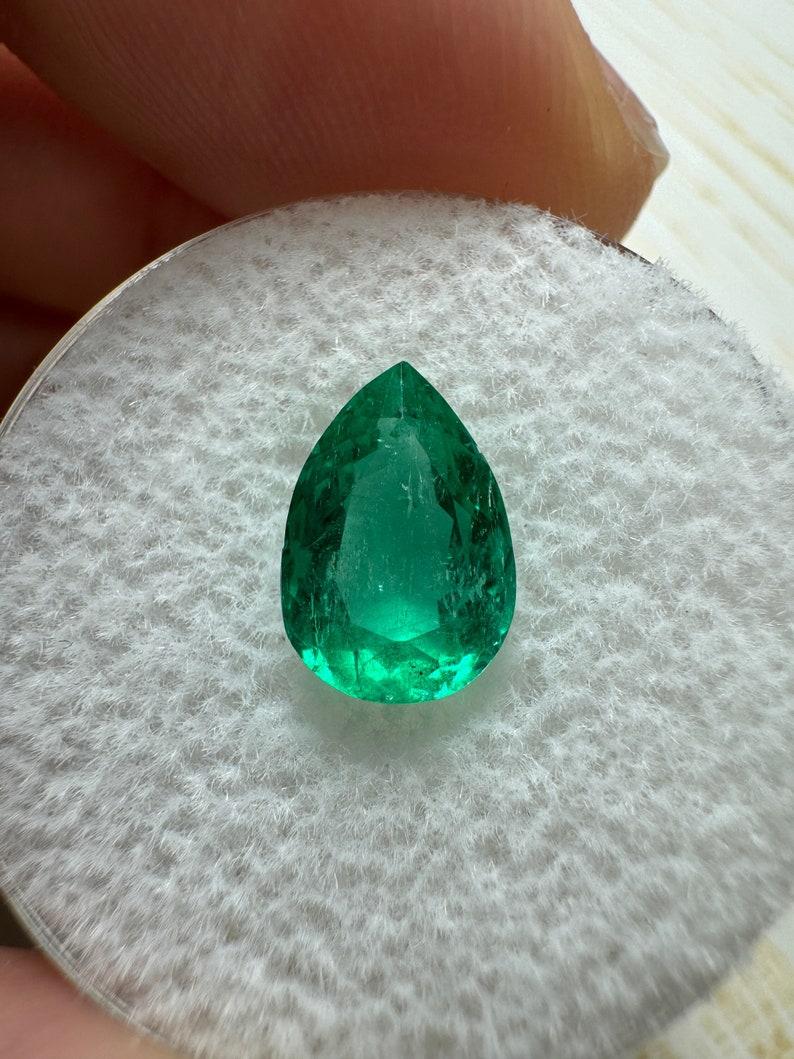 A. Stone: Smeraldo
Peso: 1,80 carati
Forma: Taglio a pera
Chiarezza: Trasparente
Lucentezza: Molto buono
Colore: Verde bluastro vivace
Misure: 9,55 mm x 6,58 mm x 4,97 mm
Origine geografica: Colombia
Trattamento: Naturale, oliatura

Commenti: A