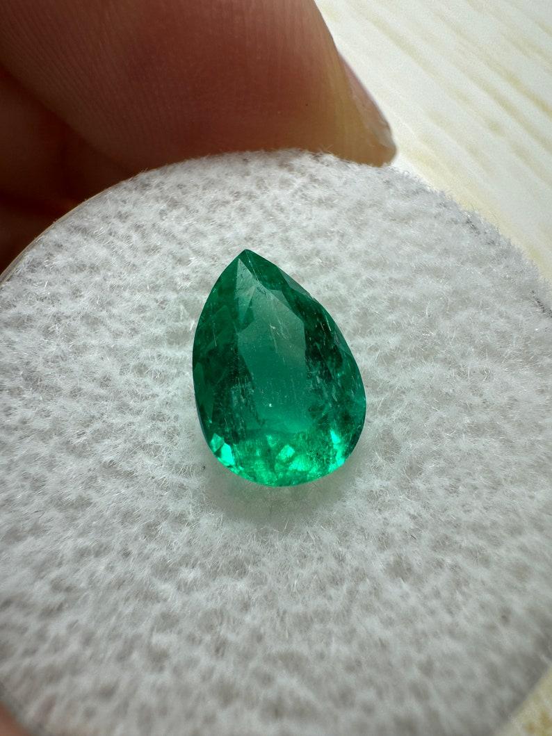 Moderno Smeraldo colombiano verde bluastro da 1,80 carati con taglio a pera - Gemma di nascita di maggio in vendita