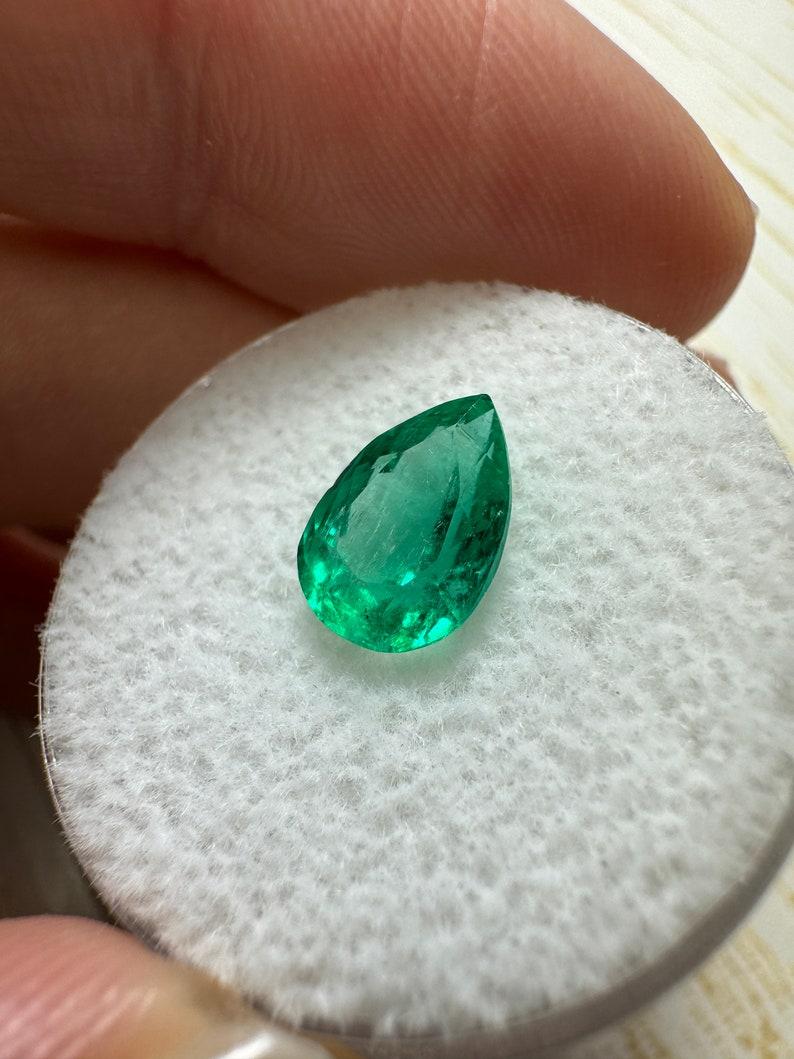Taglio a goccia Smeraldo colombiano verde bluastro da 1,80 carati con taglio a pera - Gemma di nascita di maggio in vendita
