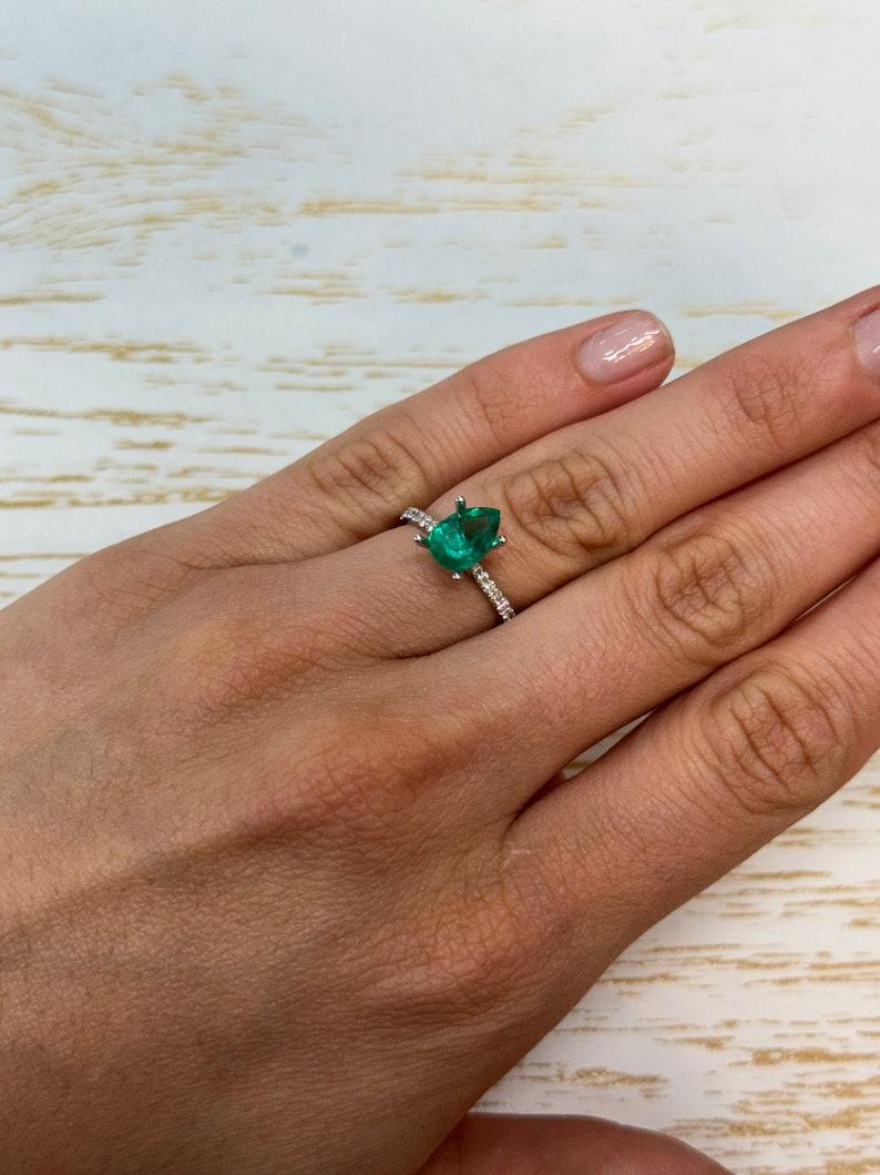 Smeraldo colombiano verde bluastro da 1,80 carati con taglio a pera - Gemma di nascita di maggio in vendita 1