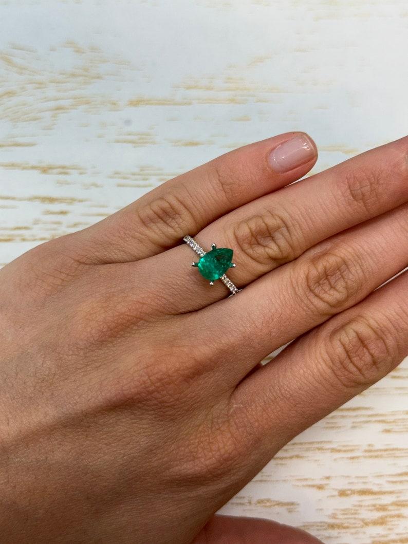 Smeraldo colombiano verde bluastro da 1,80 carati con taglio a pera - Gemma di nascita di maggio in vendita 2