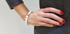 Pulsera de cuentas de oro rosa de 18 quilates y cerámica blanca con diamantes rosas de 1,80 quilates