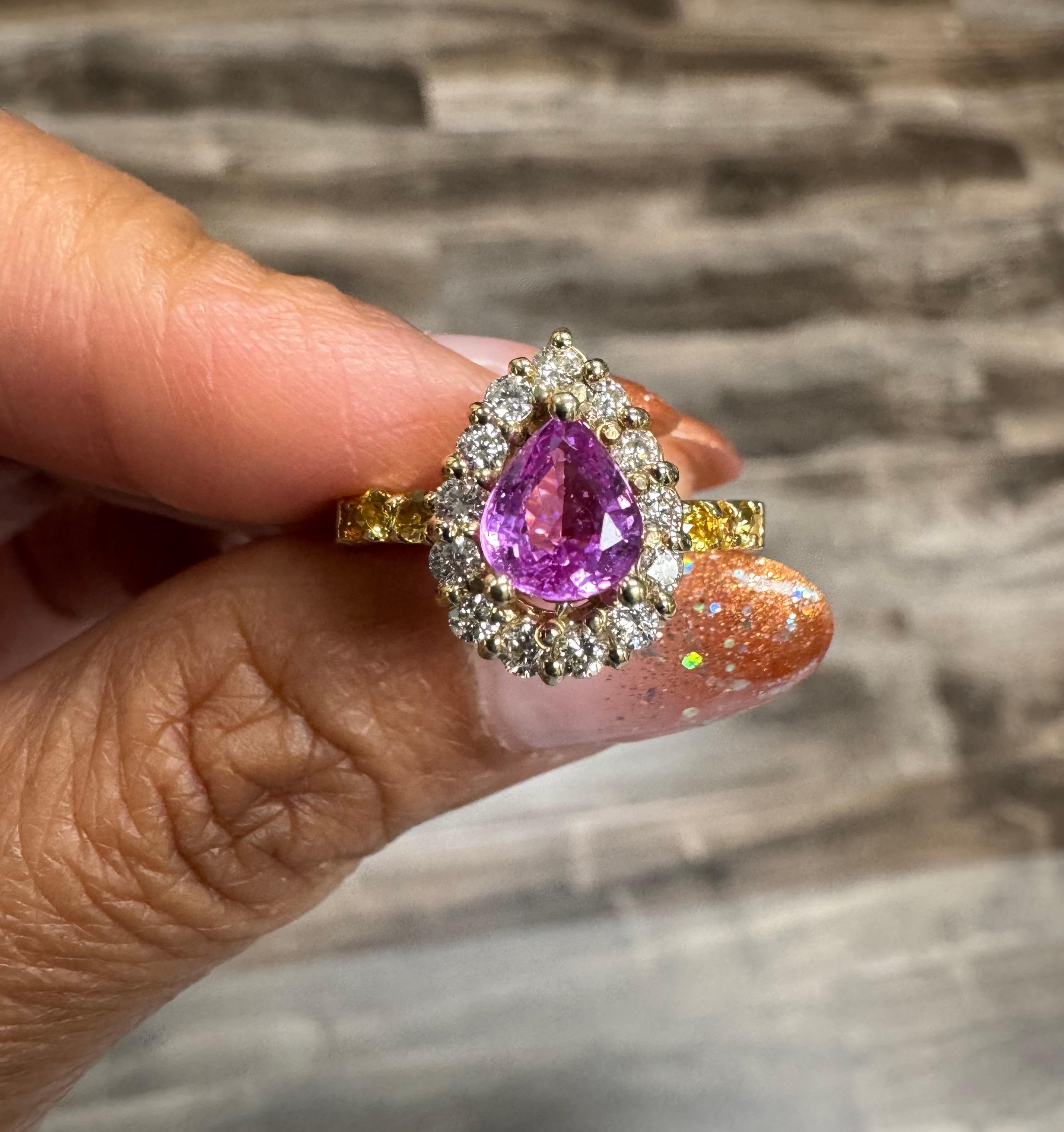 Bague en or jaune 14 carats avec saphir rose, saphir jaune et diamant de 1,80 carat Neuf - En vente à Los Angeles, CA