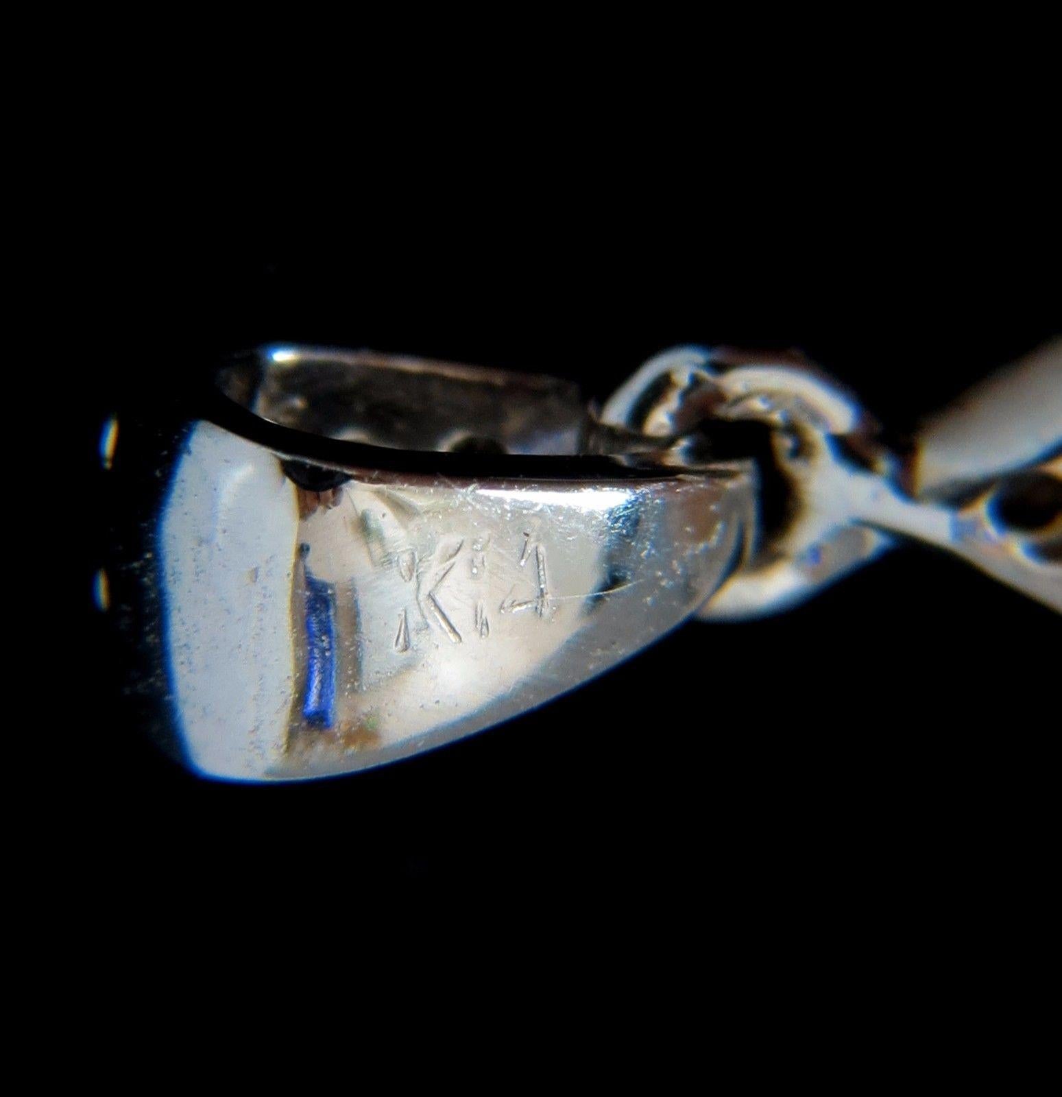 Ciondolo a stella con diamante enorme

33,5 mm di diametro (1,31 pollici)

Rotondo, Taglio brillante.

Diamanti: 1,80ct. 

Chiarezza Vs-2, colore G

14kt. Oro bianco 

5,7 grammi.

La valutazione di $5000 sarà accompagnata da una valutazione di