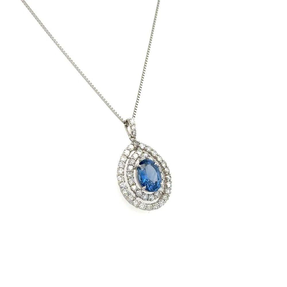 Semplicemente bello! Elegante e finemente dettagliata collana con ciondolo vintage in platino. Al centro uno zaffiro ovale di Ceylon incastonato a mano, GIA, del peso di circa 1,80 carati. Circondato da diamanti rotondi taglio Brilliante, circa