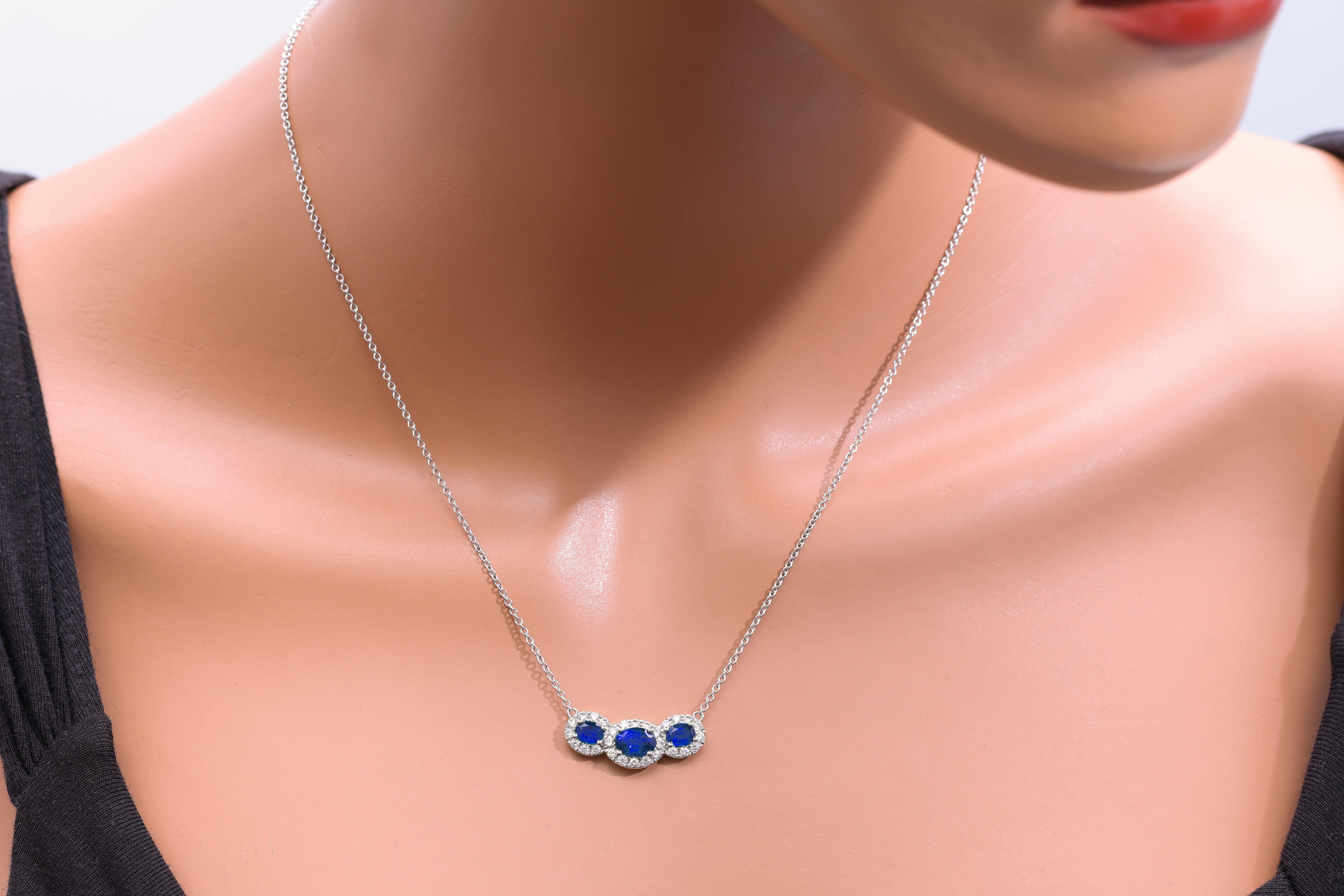 1.80 Carat Sapphire Oval Trio Pendant With 0.50 Ct Diamond in 18k White ref896 In condizioni Nuovo in vendita a New York, NY