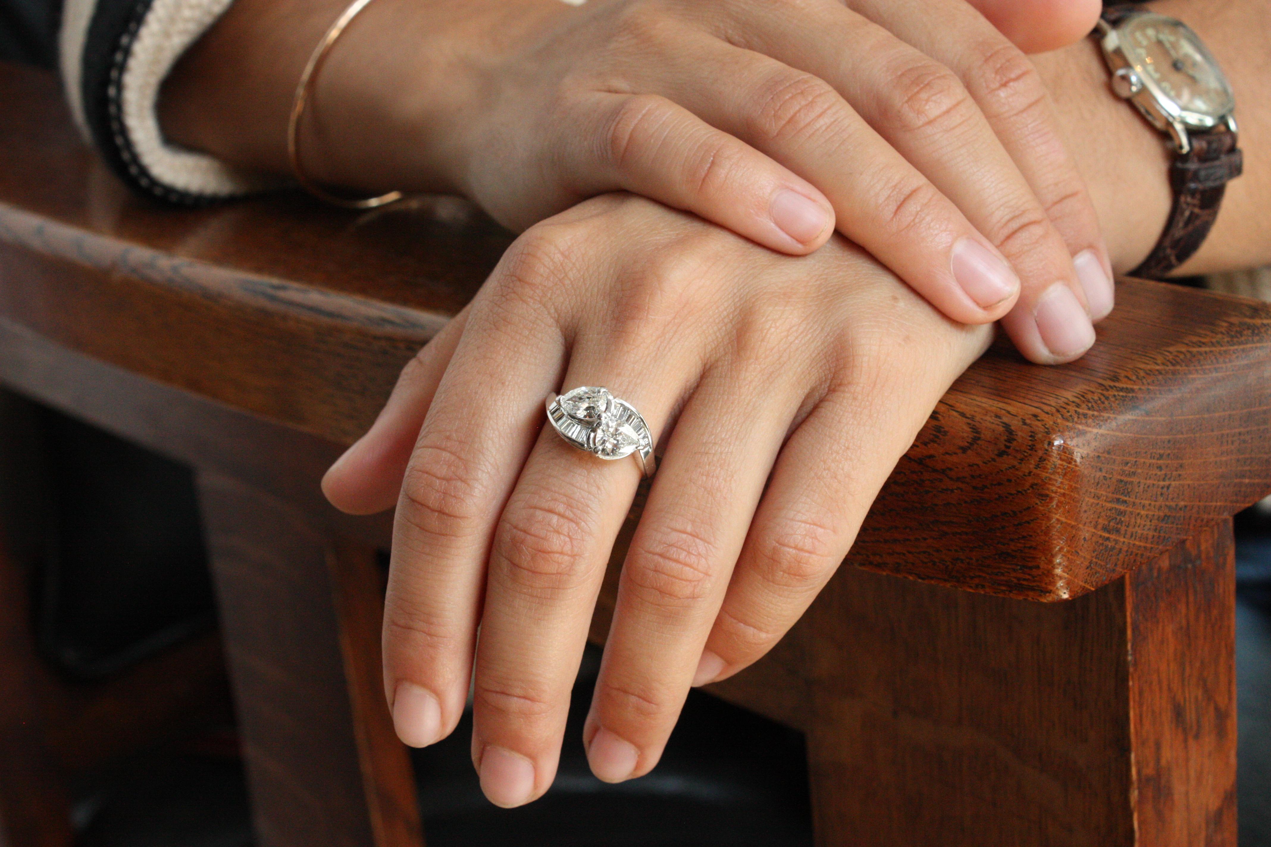 1.80 Carat Total Pear-Shaped Diamond Moi et Toi Vintage Engagement Ring C-1950s For Sale 1