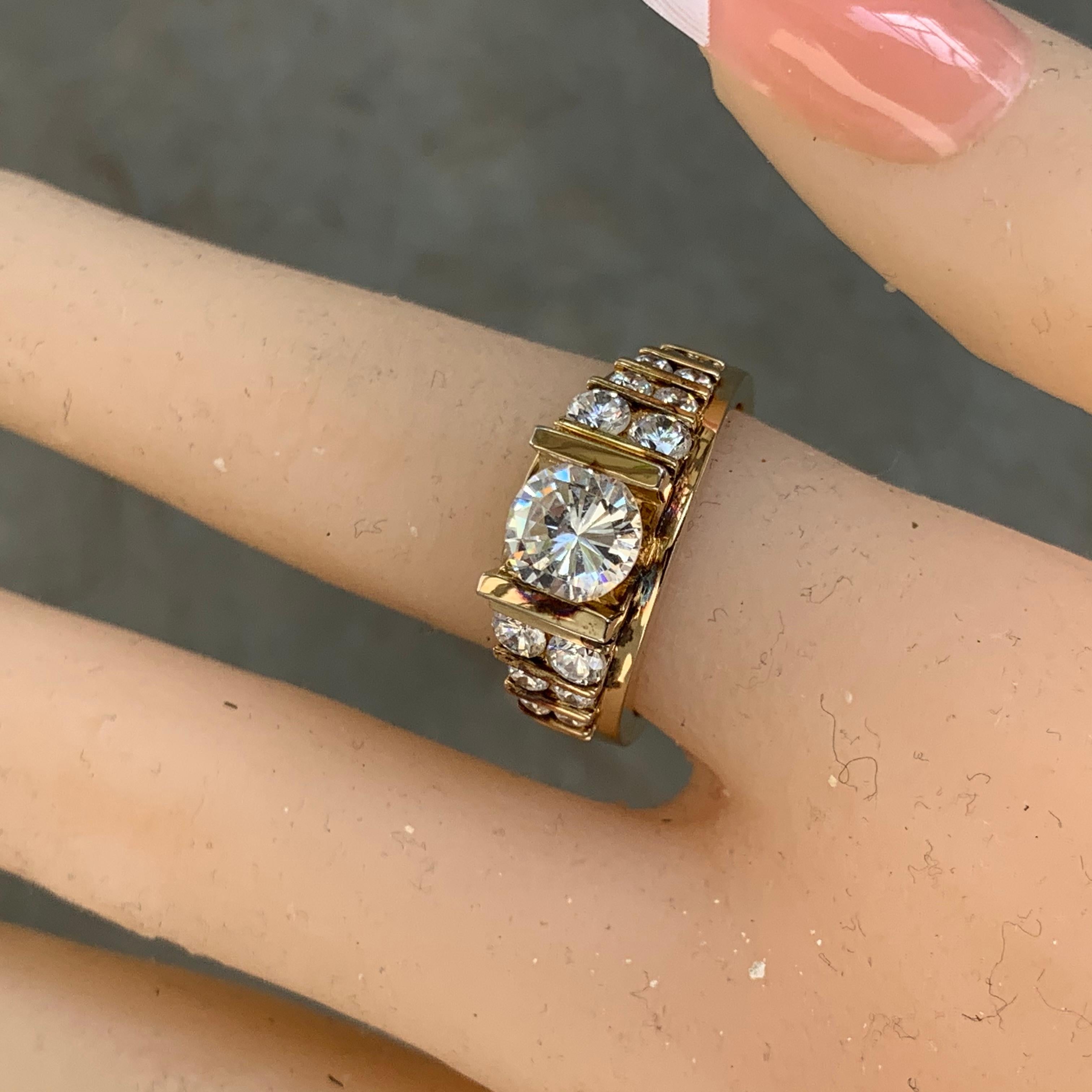 Alle unsere Stücke werden zu 100% in Los Angeles, Kalifornien, hergestellt.

Dies ist von unserem preisgekrönten Designer aus den 1980er Jahren. 

Möchten Sie diesen wunderschönen Ring aus Diamanten und Gold, aber Geld sparen? Wir können Ihnen