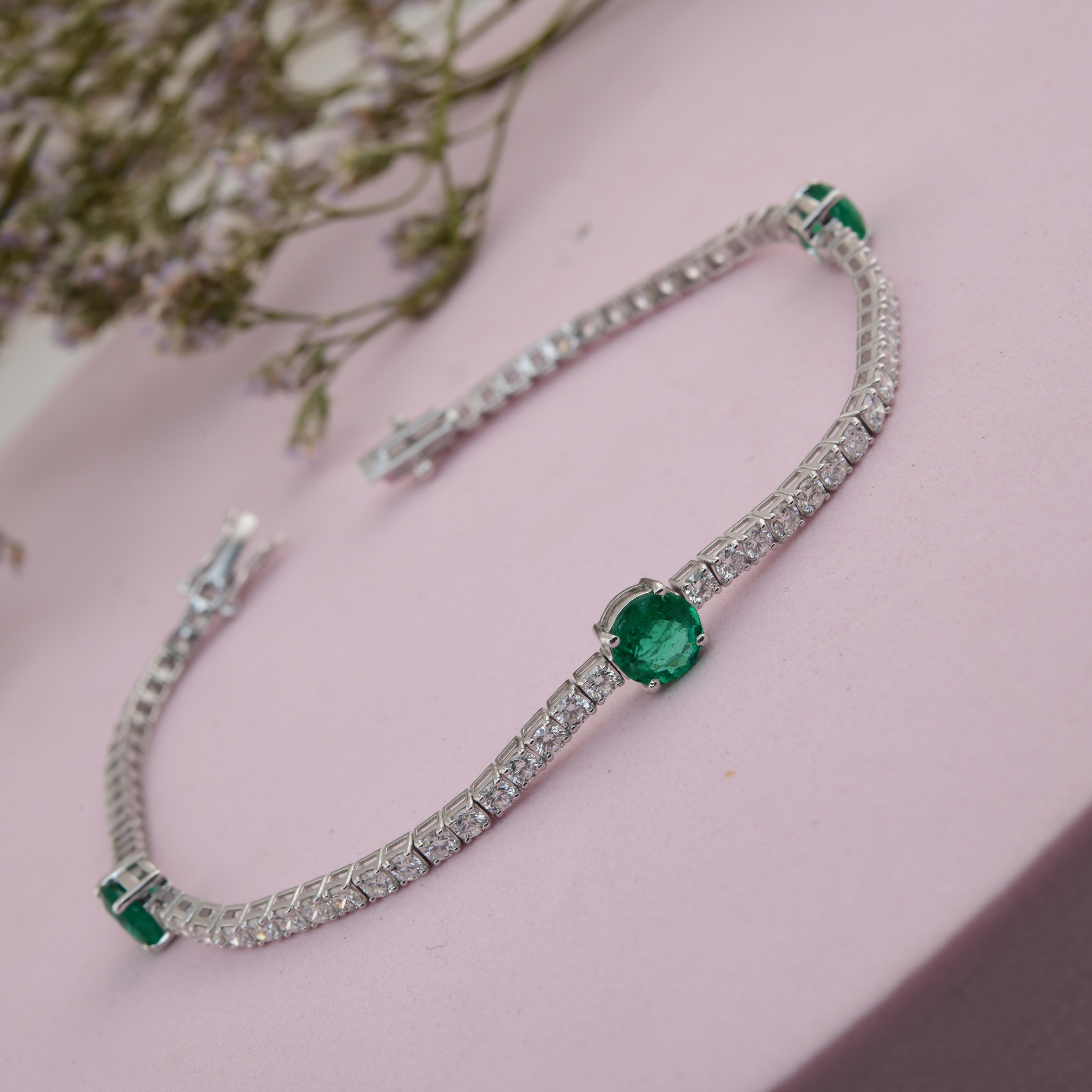 1,80 Karat sambischer Smaragd-Armband 2,37 Karat SI/H Diamant 18 Karat Weißgold (Rundschliff) im Angebot