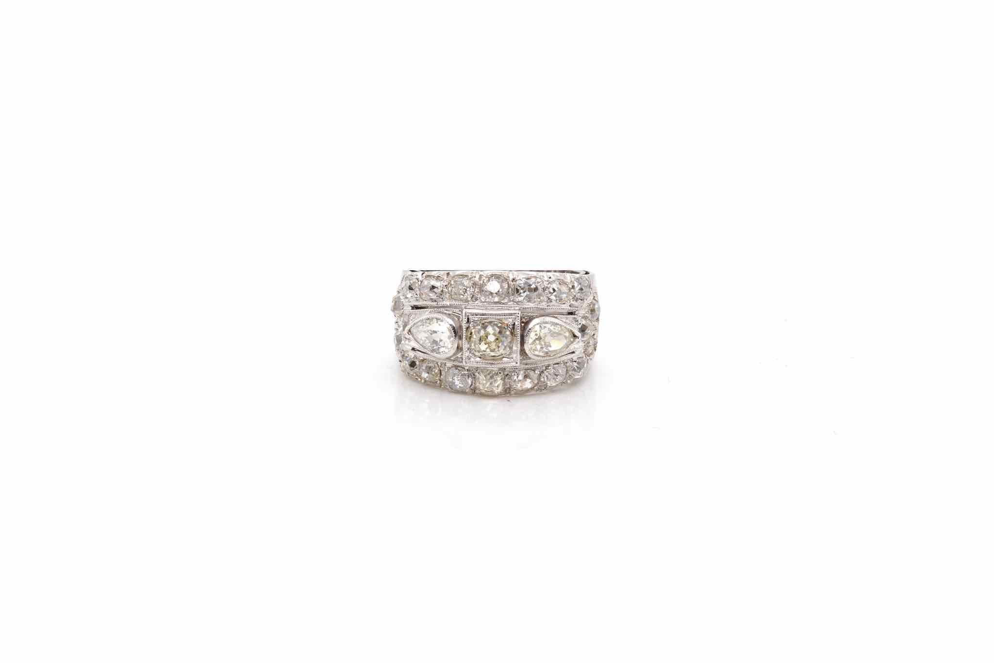 Stones: Old cut diamonds
and pears for a total weight of 1.80 carats.
Material: 18k white gold
Dimensions: 14 mm length on finger
Weight: 10g
Size: 59 (free sizing)
Certificate
Ref. : 24629