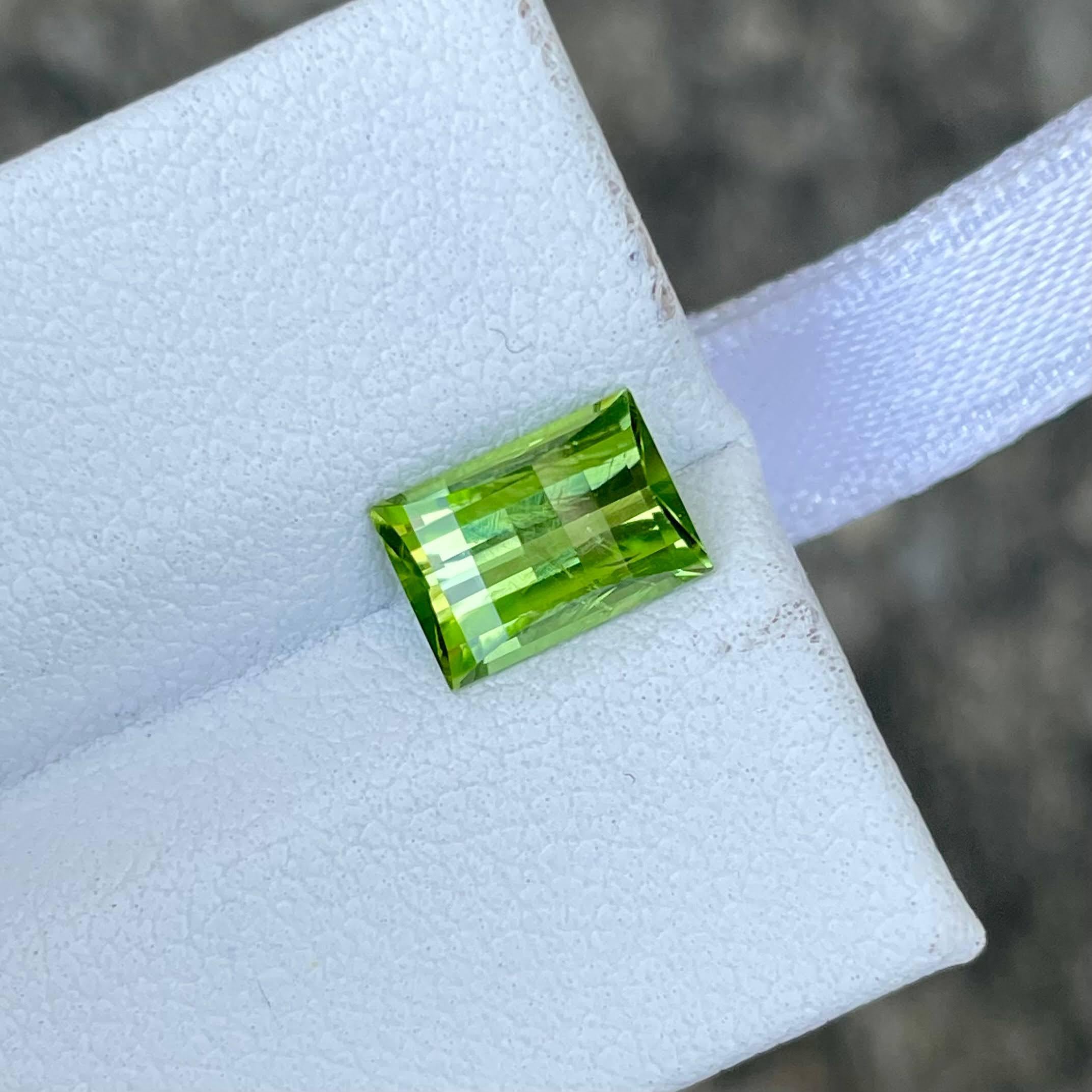 1,80 Karat Grüner Peridot Stein Pixelschliff Natürlicher Pakistanischer Edelstein (Moderne) im Angebot