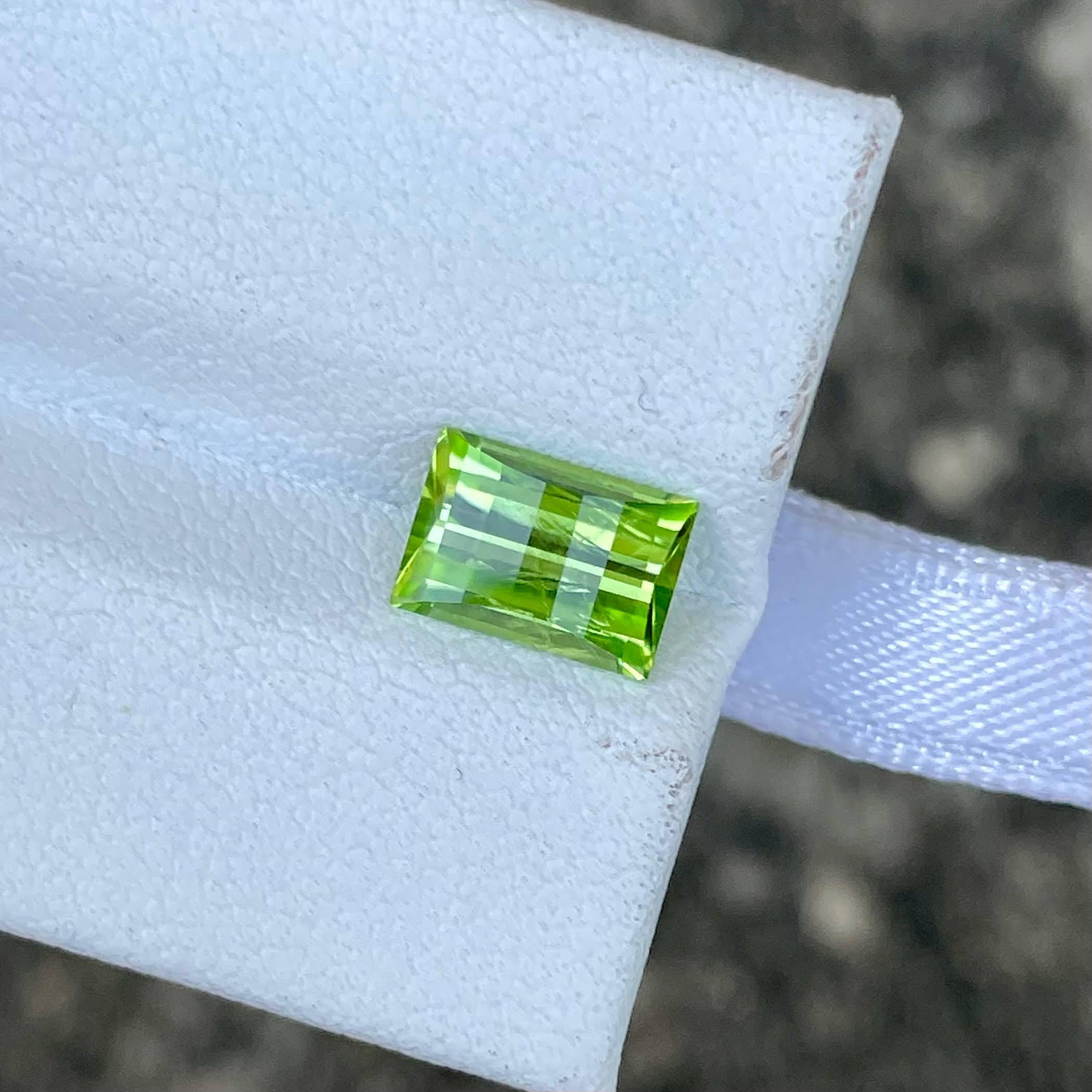 1,80 Karat Grüner Peridot Stein Pixelschliff Natürlicher Pakistanischer Edelstein im Zustand „Neu“ im Angebot in Bangkok, TH