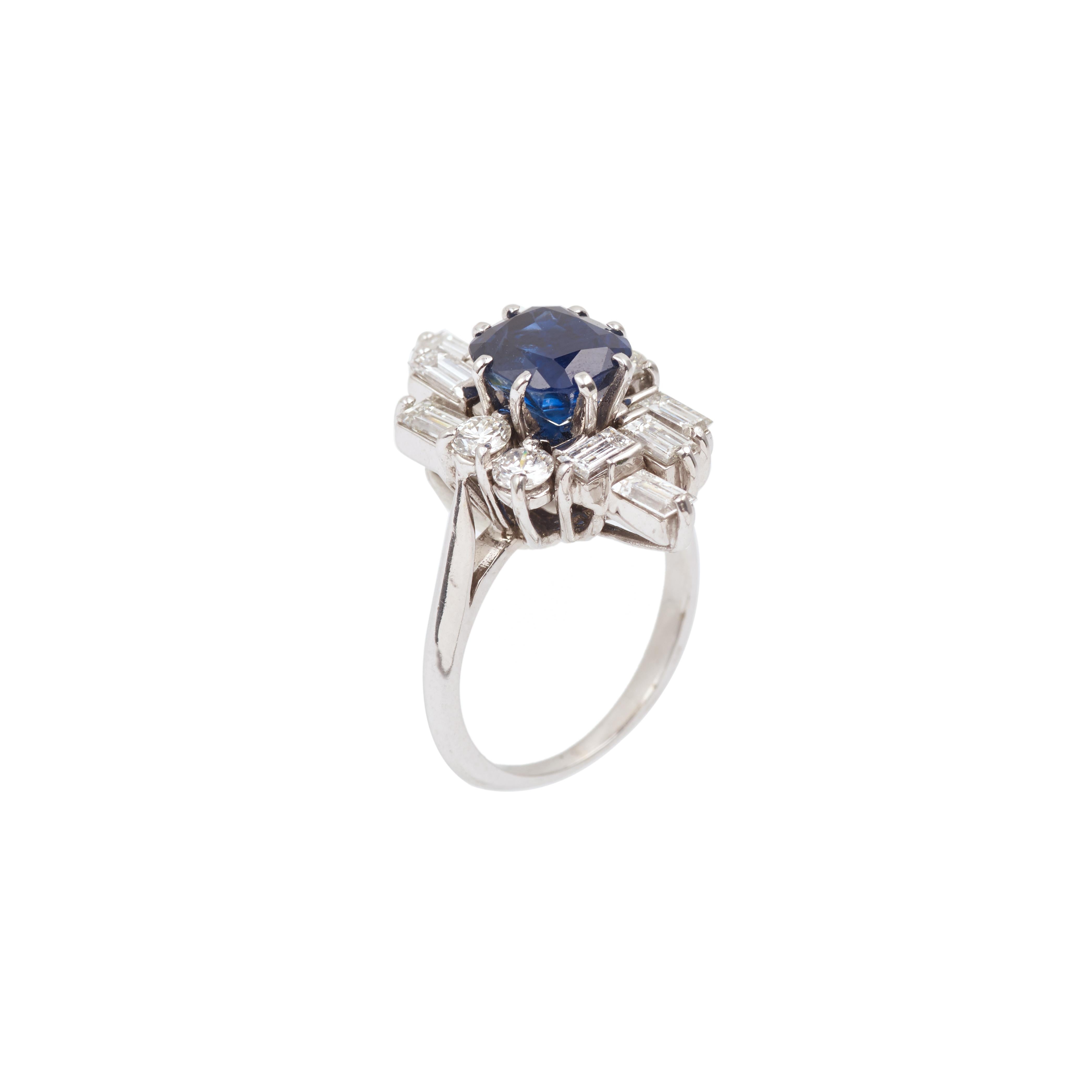 Beautiful pompadour ring set with a cushion cut sapphire of approximately 1.80 carats.

The central stone is surrounded by eight baguette-cut diamonds and four brilliant-cut diamonds.

Total weight of diamonds: approx 0.80 carats
Size of the ring :
