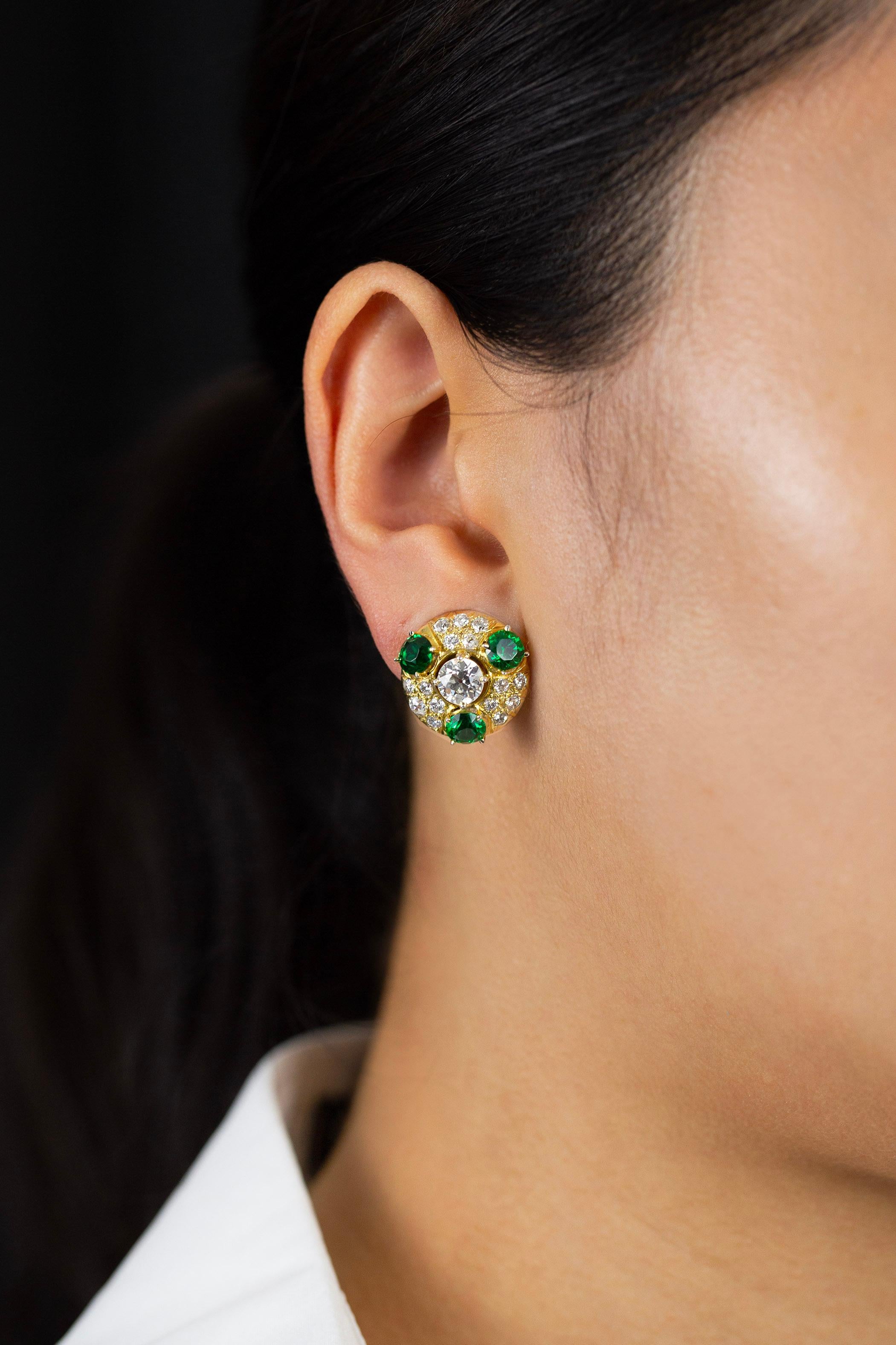 3.15 Karat Diamanten im alteuropäischen Schliff mit Smaragd-Clip-Ohrringe im Zustand „Gut“ im Angebot in New York, NY