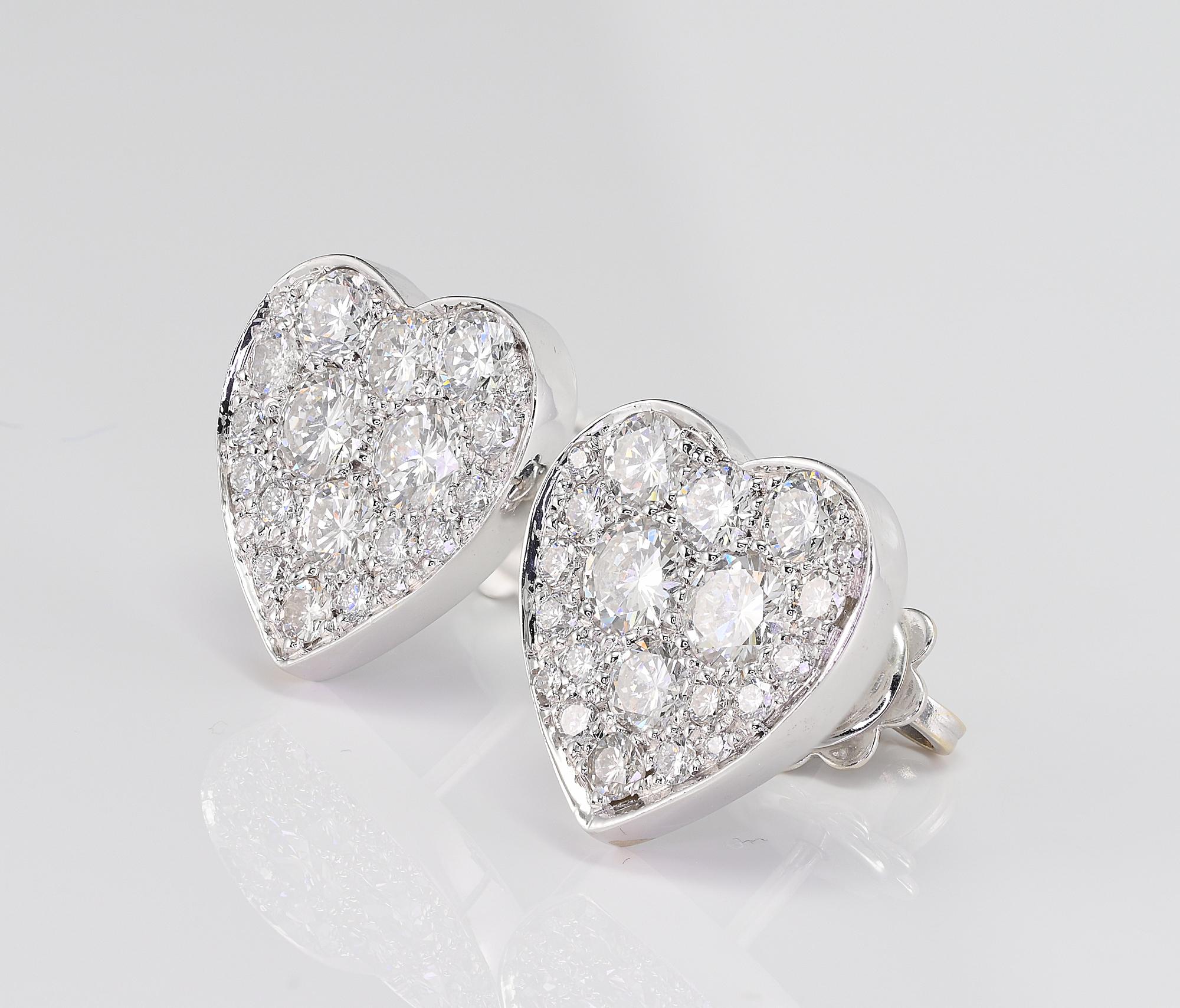 Women's or Men's 1.80 Ct Diamond F- G  VVS Heart Stud 18 Kt Earrings For Sale