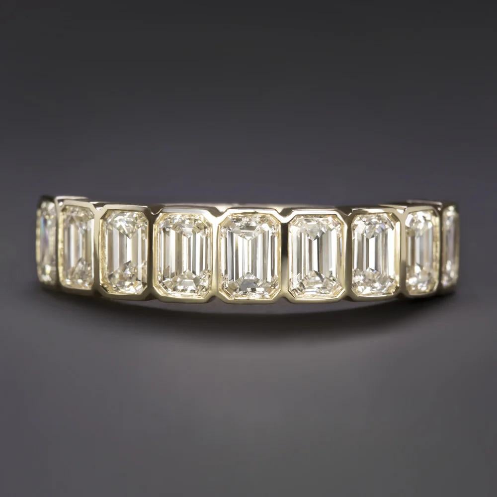 Dieser auffällige Ehering besteht aus 1,80 Karat Diamanten im Smaragdschliff, die in ein elegantes, schlichtes und modernes Design gefasst sind. 
Das aus 14 Karat Gelbgold gefertigte Band mit einem Gewicht von 3,46 Gramm ist schlank und