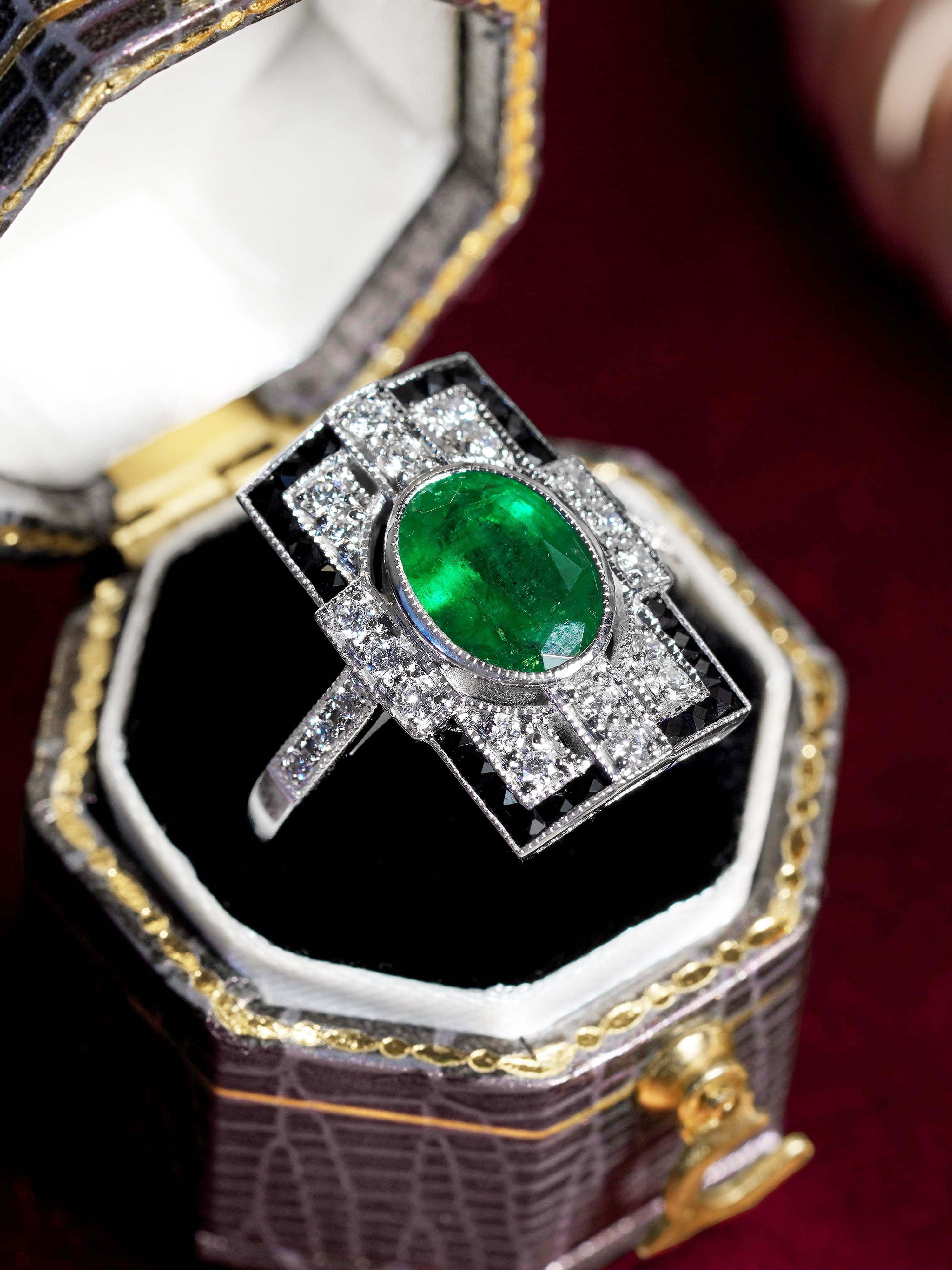 Taglio ovale 1,80 Ct. Anello con smeraldo e onice e diamante in stile Art Déco a forma rettangolare in oro 18 carati in vendita