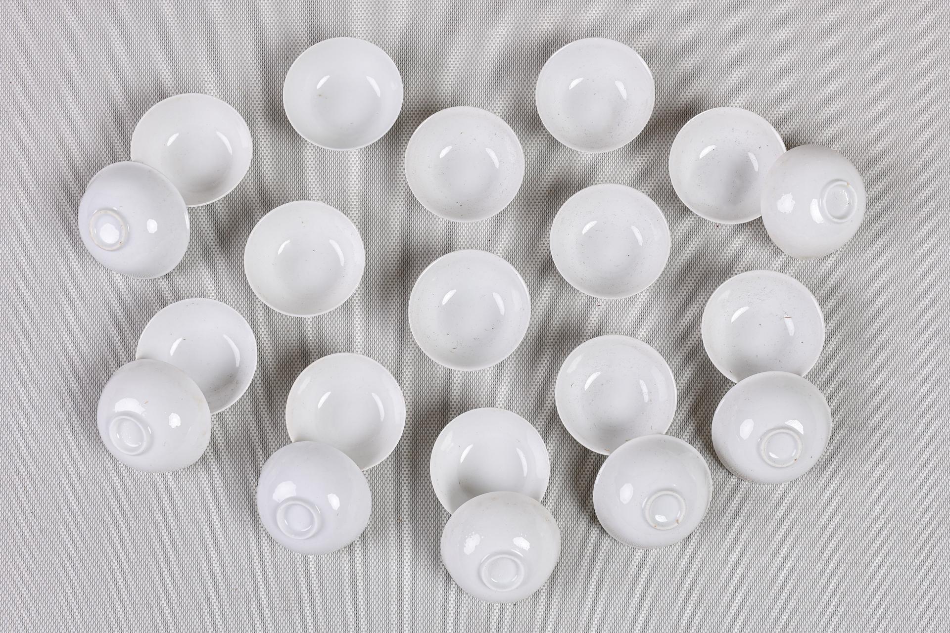 180 Small Bowls in Very Fine White Porcelain For Sale 3