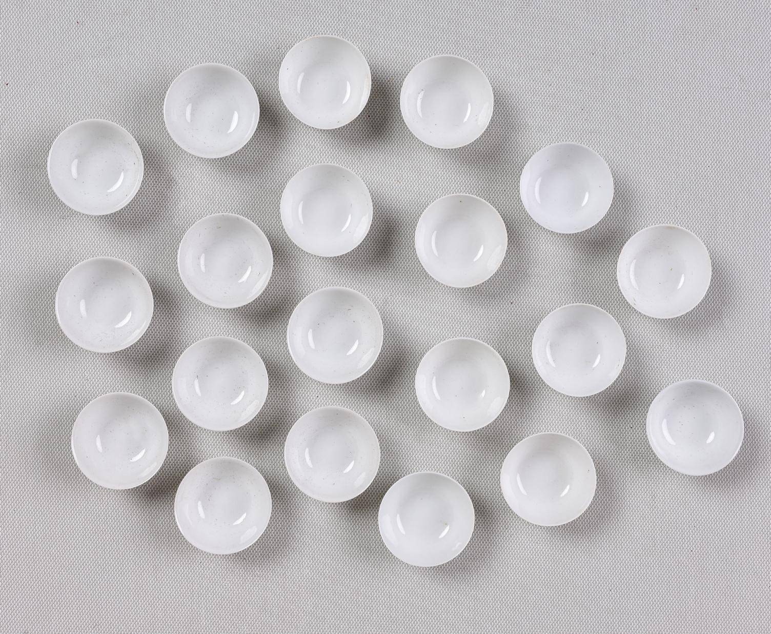 180 Small Bowls in Very Fine White Porcelain For Sale 4