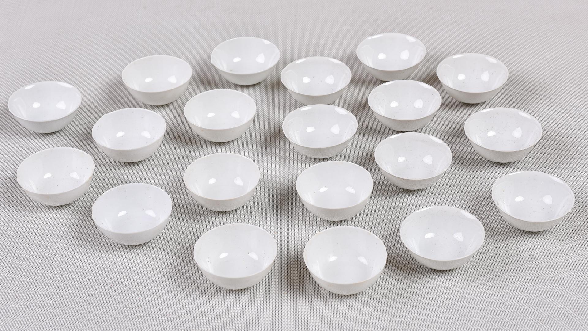 180 Small Bowls in Very Fine White Porcelain For Sale 5