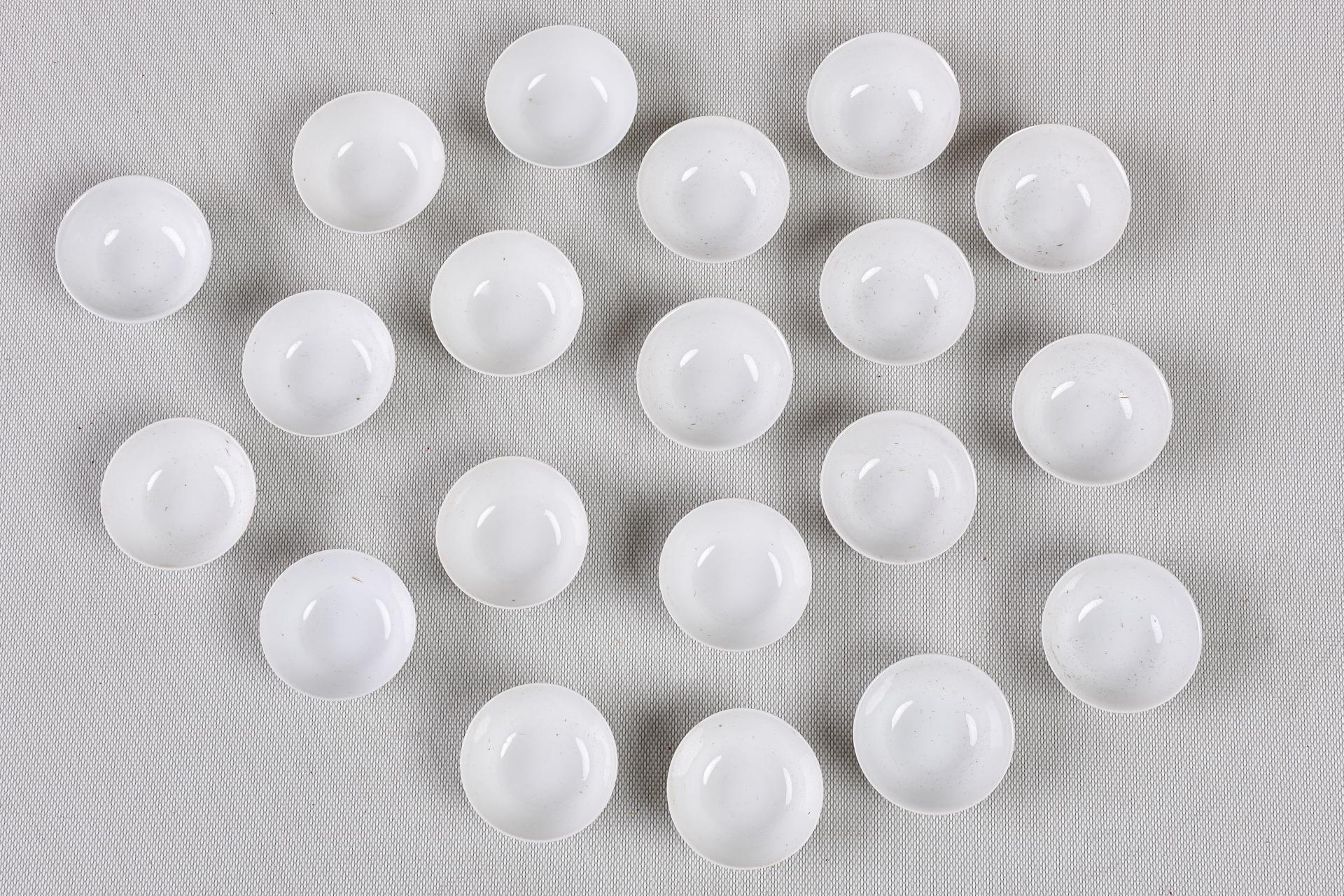 180 Small Bowls in Very Fine White Porcelain For Sale 6