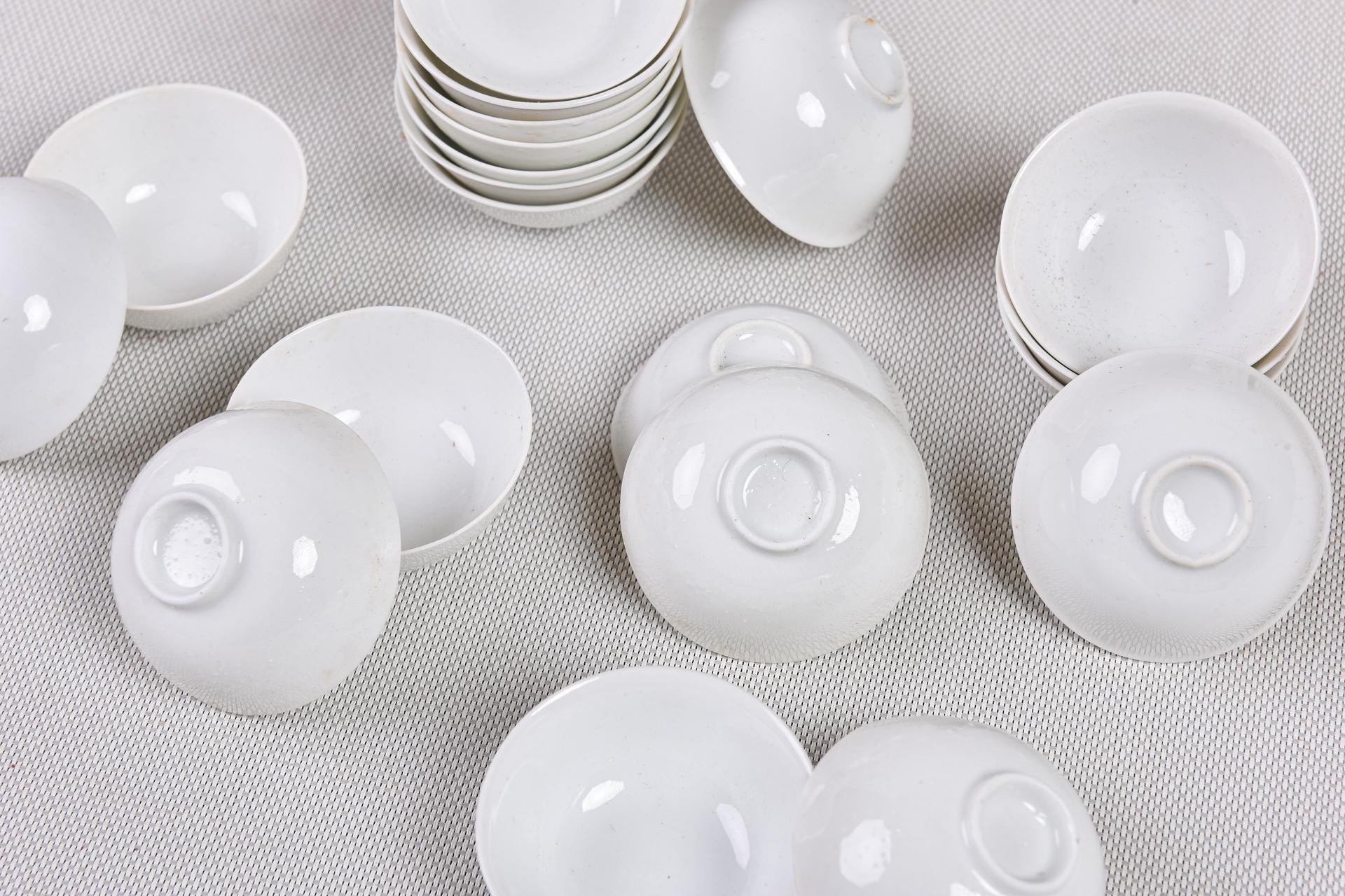 Petits bols en porcelaine blanche très fine : de Chine ou du Japon (je ne sais pas) qui peuvent être de petites soucoupes.
Ils sont 180 ! tous parfaits. Je l'ai gardé pour moi pendant quarante ans, mais je ne l'ai jamais utilisé. Ils sont très