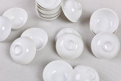 180 petits bols en porcelaine blanche de très belle qualité
