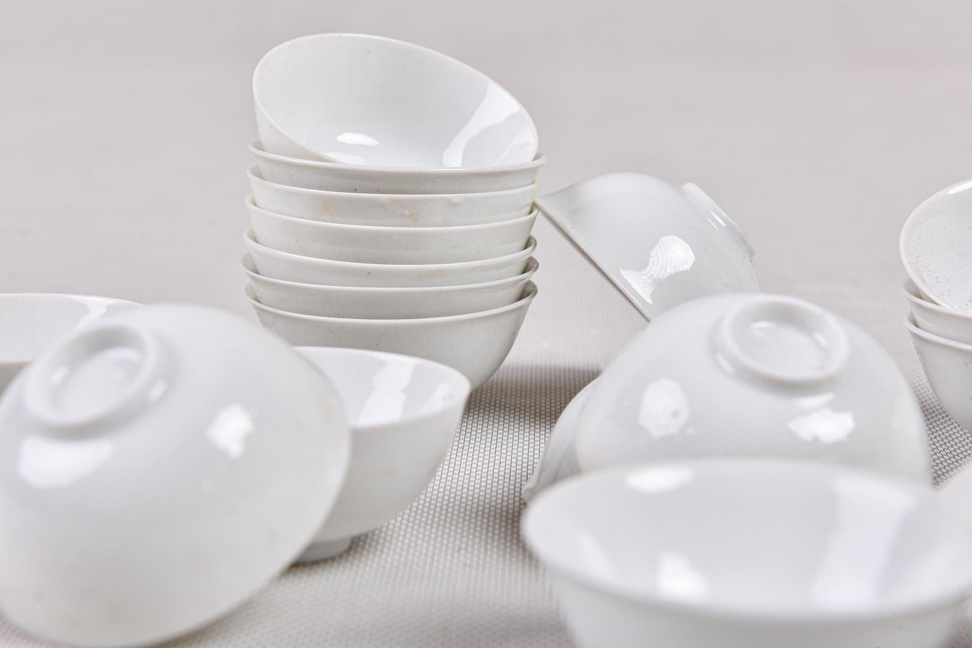 Autre 180 petits bols en porcelaine blanche de très belle qualité en vente