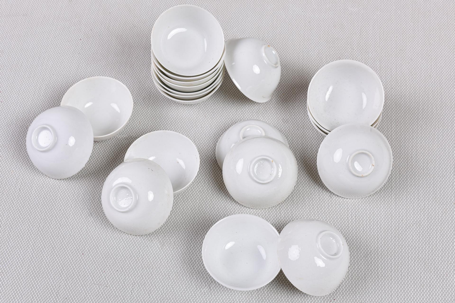 Vernissé 180 petits bols en porcelaine blanche de très belle qualité en vente