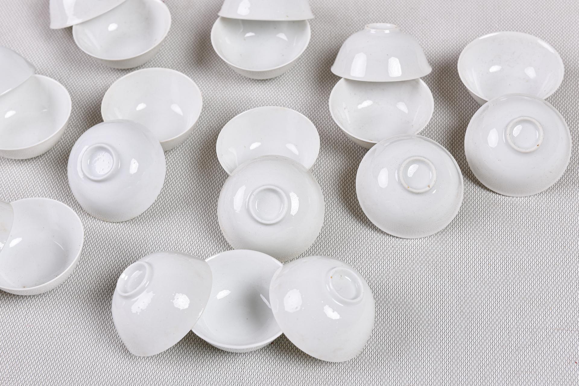 180 petits bols en porcelaine blanche de très belle qualité Excellent état - En vente à Alessandria, Piemonte