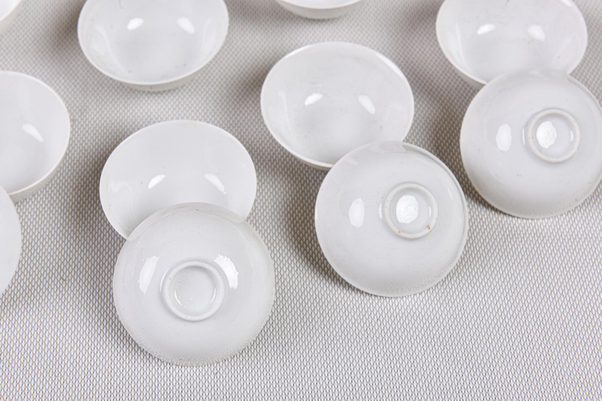 Porcelaine 180 petits bols en porcelaine blanche de très belle qualité en vente