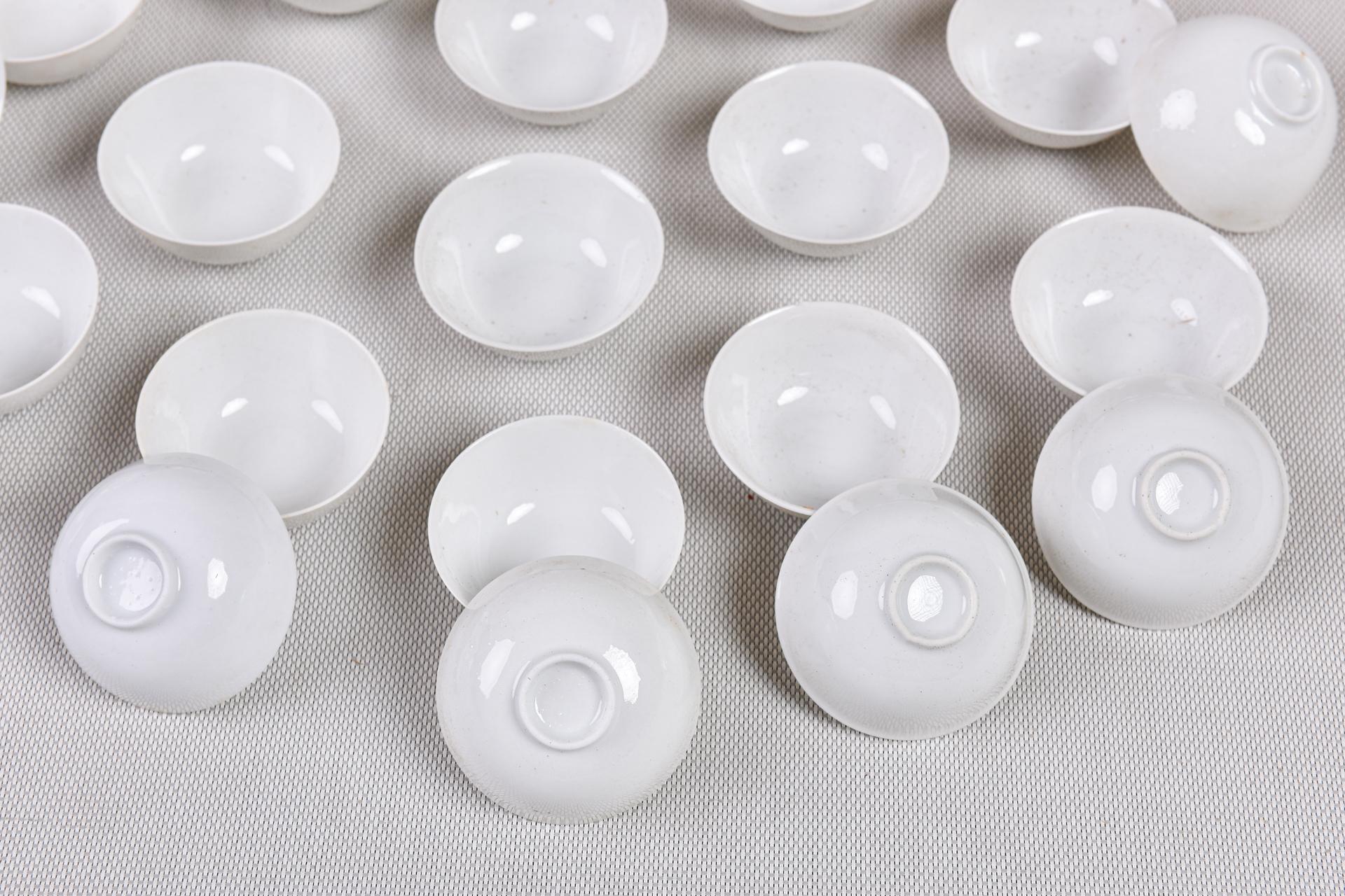 180 petits bols en porcelaine blanche de très belle qualité en vente 1