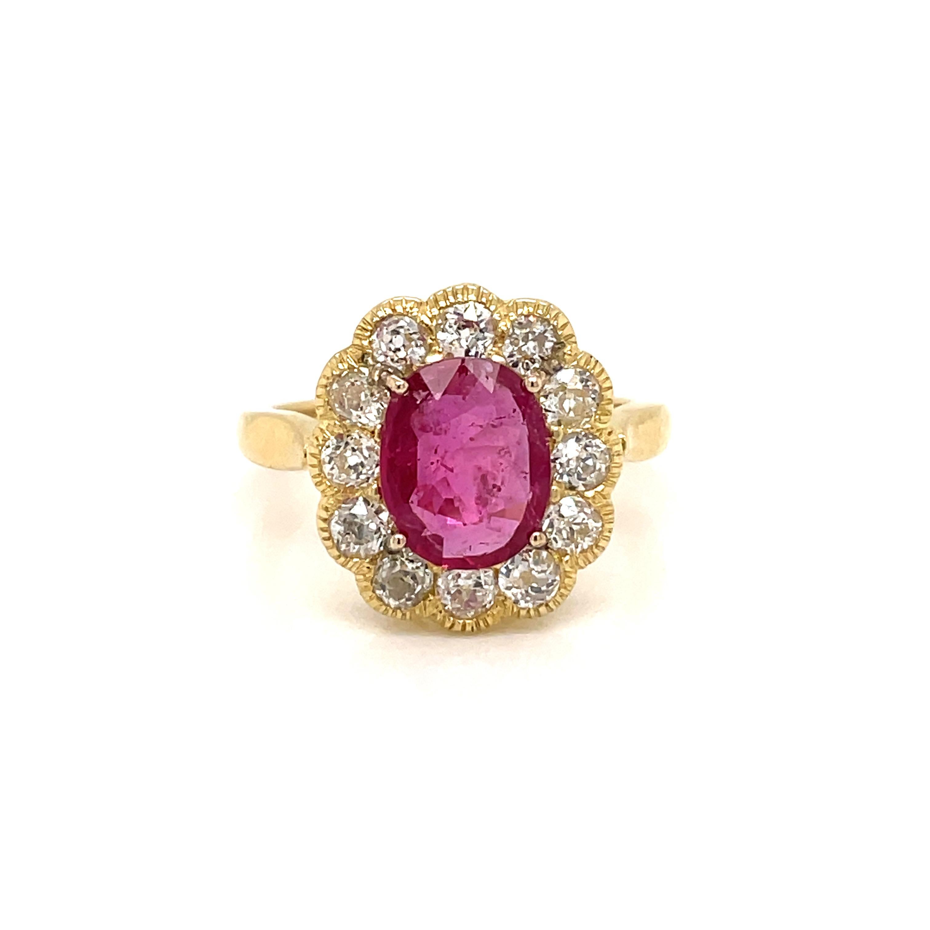 1800 2,50 Karat Rubin Diamant Gold Cluster-Ring im Zustand „Hervorragend“ im Angebot in Napoli, NA