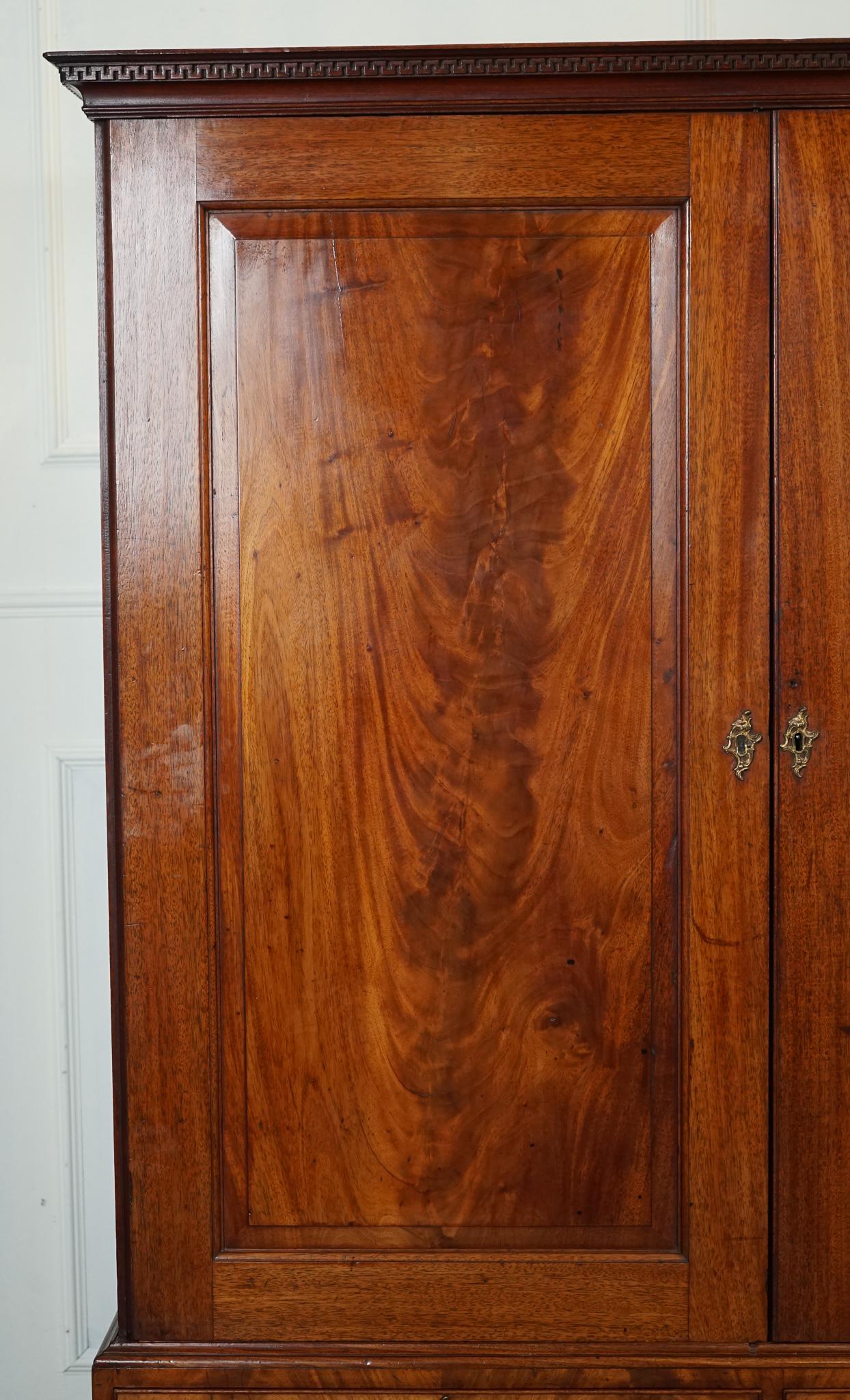 1800 ANTIQUE ENGLISH GEORGIAN FLAMED HARDWOOD LINEN PRESS WARDROBE ARMOIRE j1 In Good Condition For Sale In Pulborough, GB