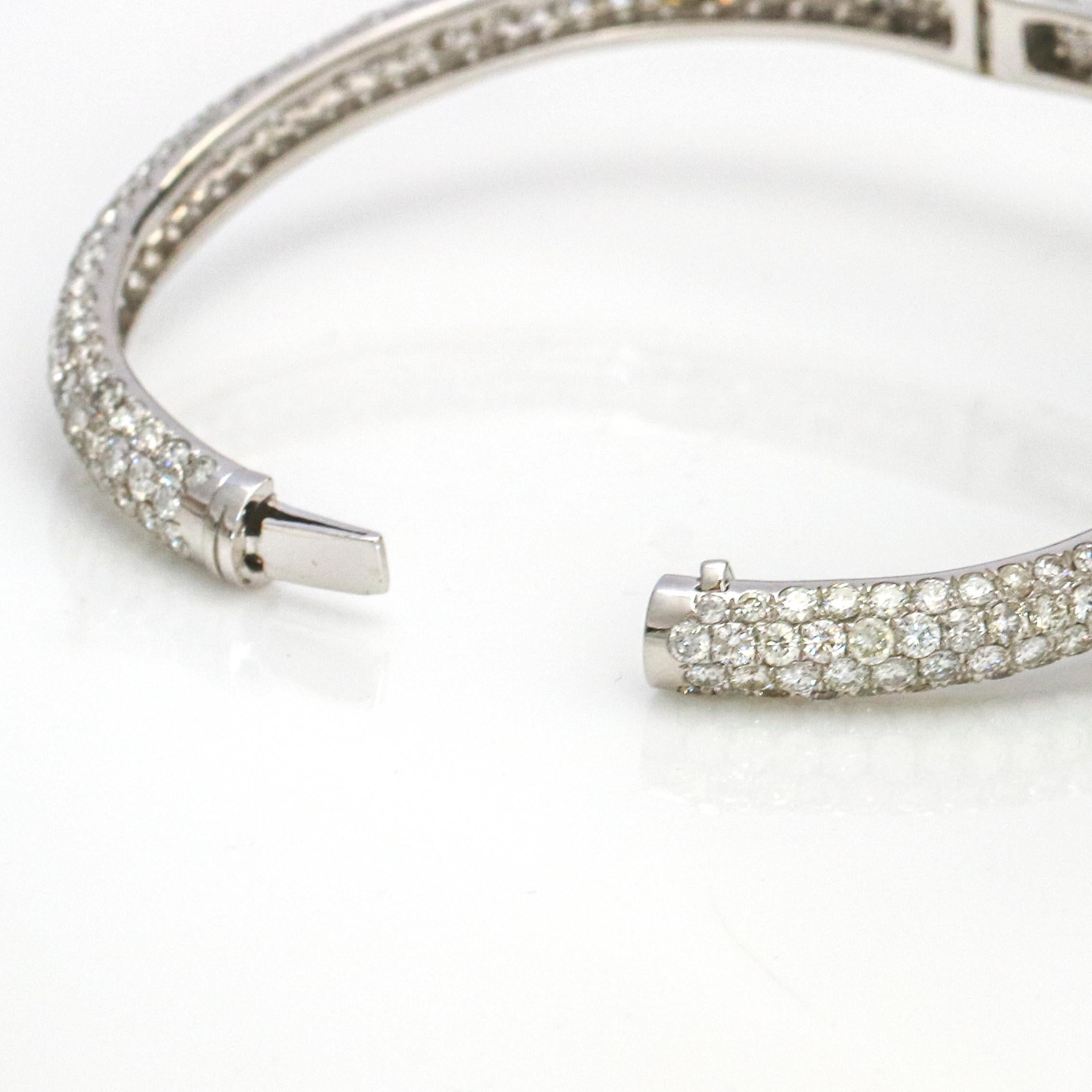 18.00 Carat 18 Karat White Gold Diamond Snake Bangle Bracelet For Sale 5