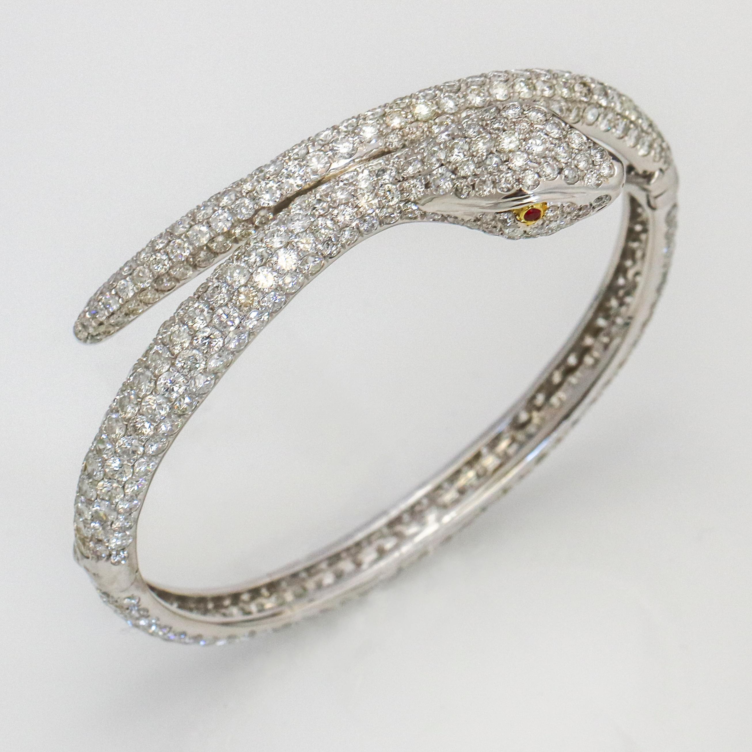 18.00 Carat 18 Karat White Gold Diamond Snake Bangle Bracelet For Sale 6
