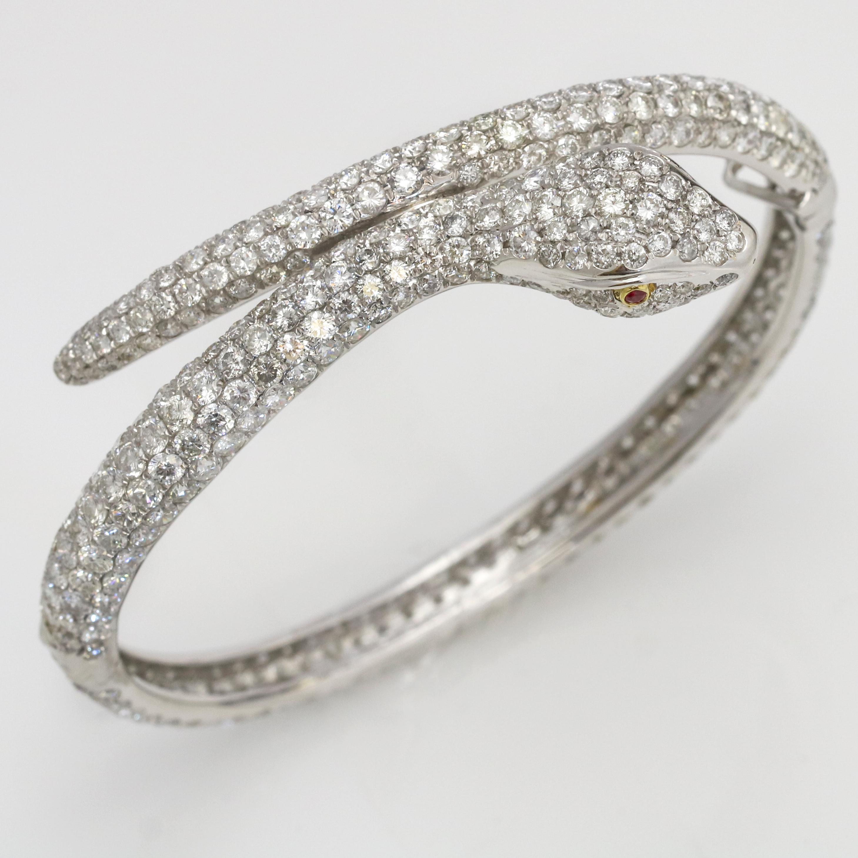 18.00 Carat 18 Karat White Gold Diamond Snake Bangle Bracelet For Sale 7