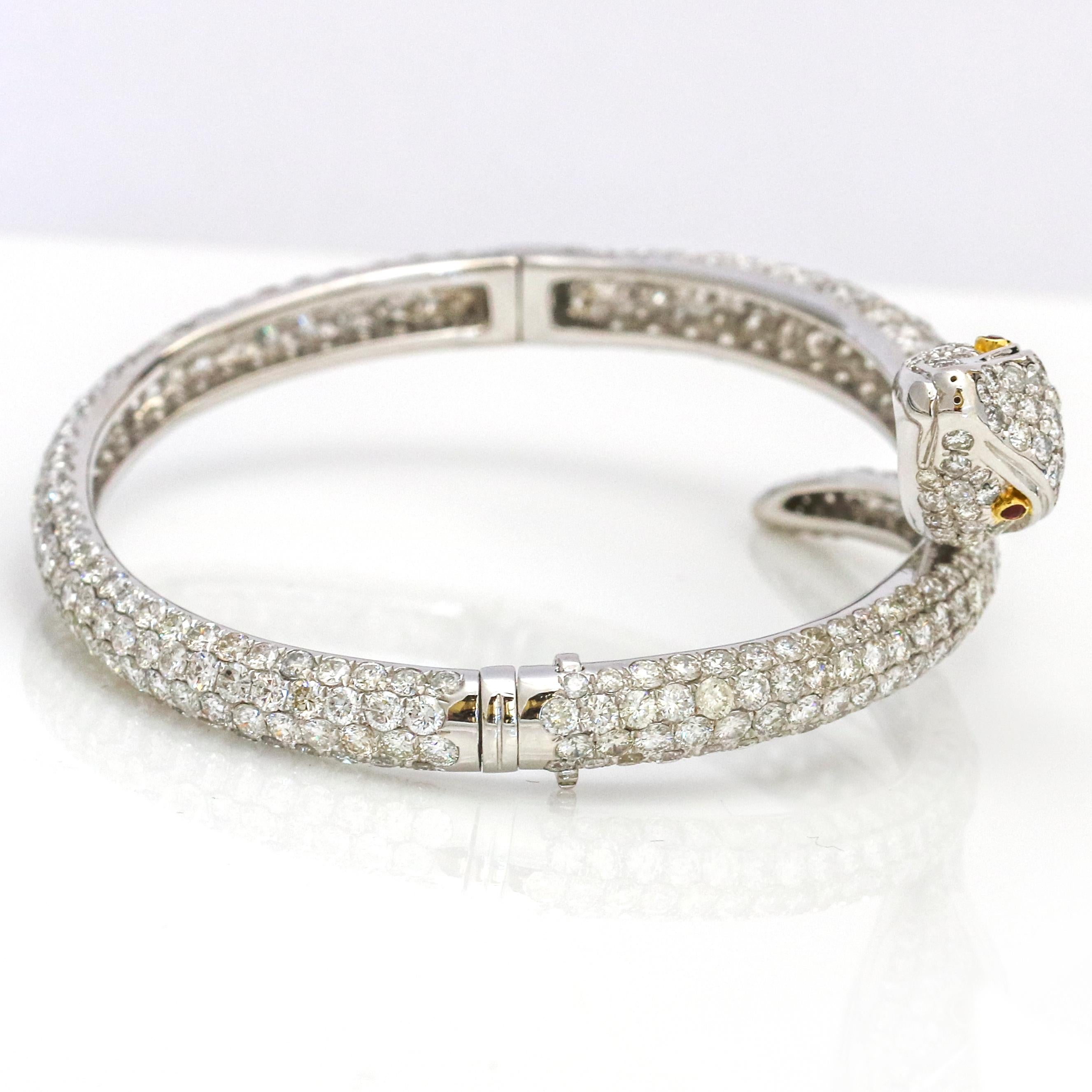 18.00 Carat 18 Karat White Gold Diamond Snake Bangle Bracelet In Excellent Condition For Sale In Fort Lauderdale, FL