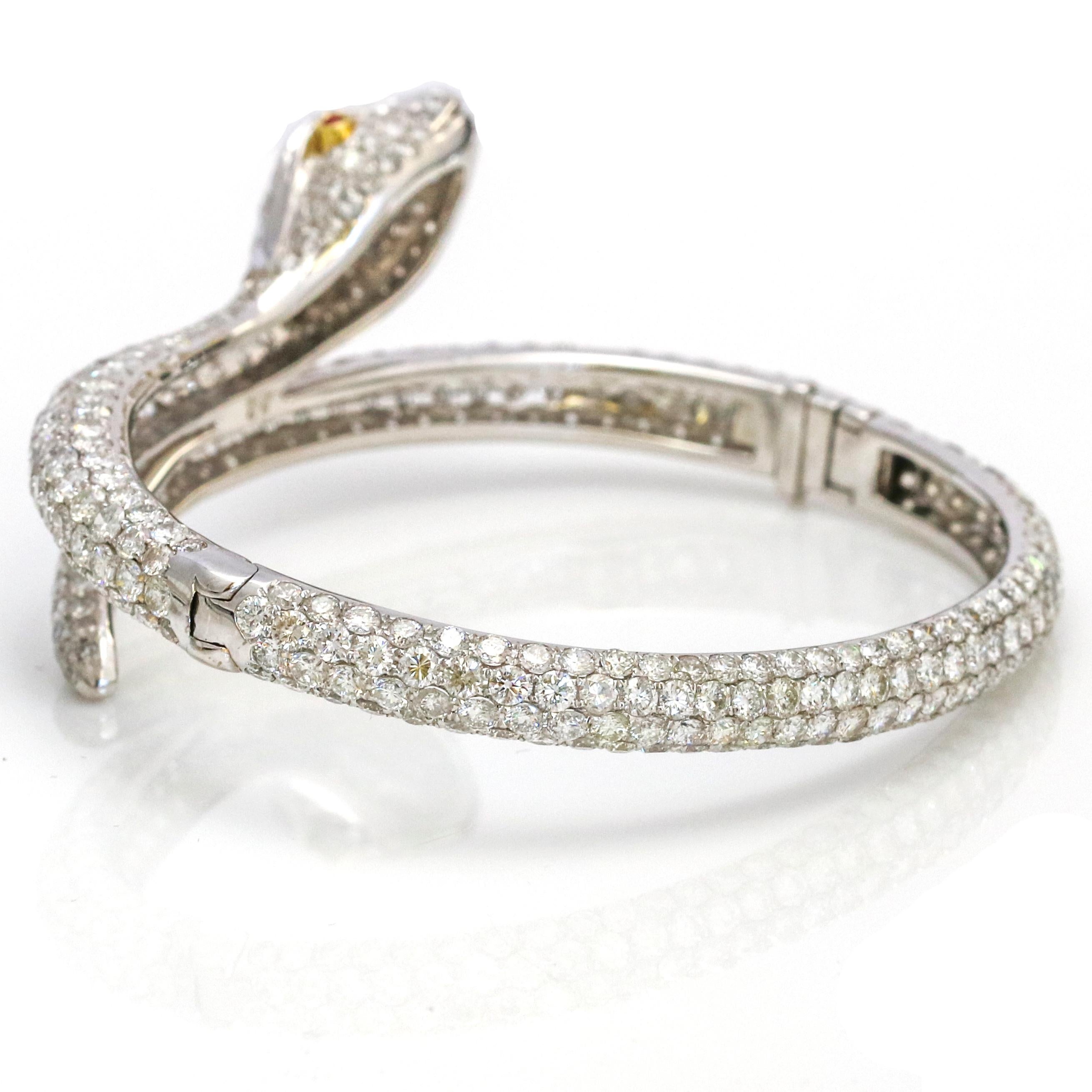 18.00 Carat 18 Karat White Gold Diamond Snake Bangle Bracelet For Sale 2