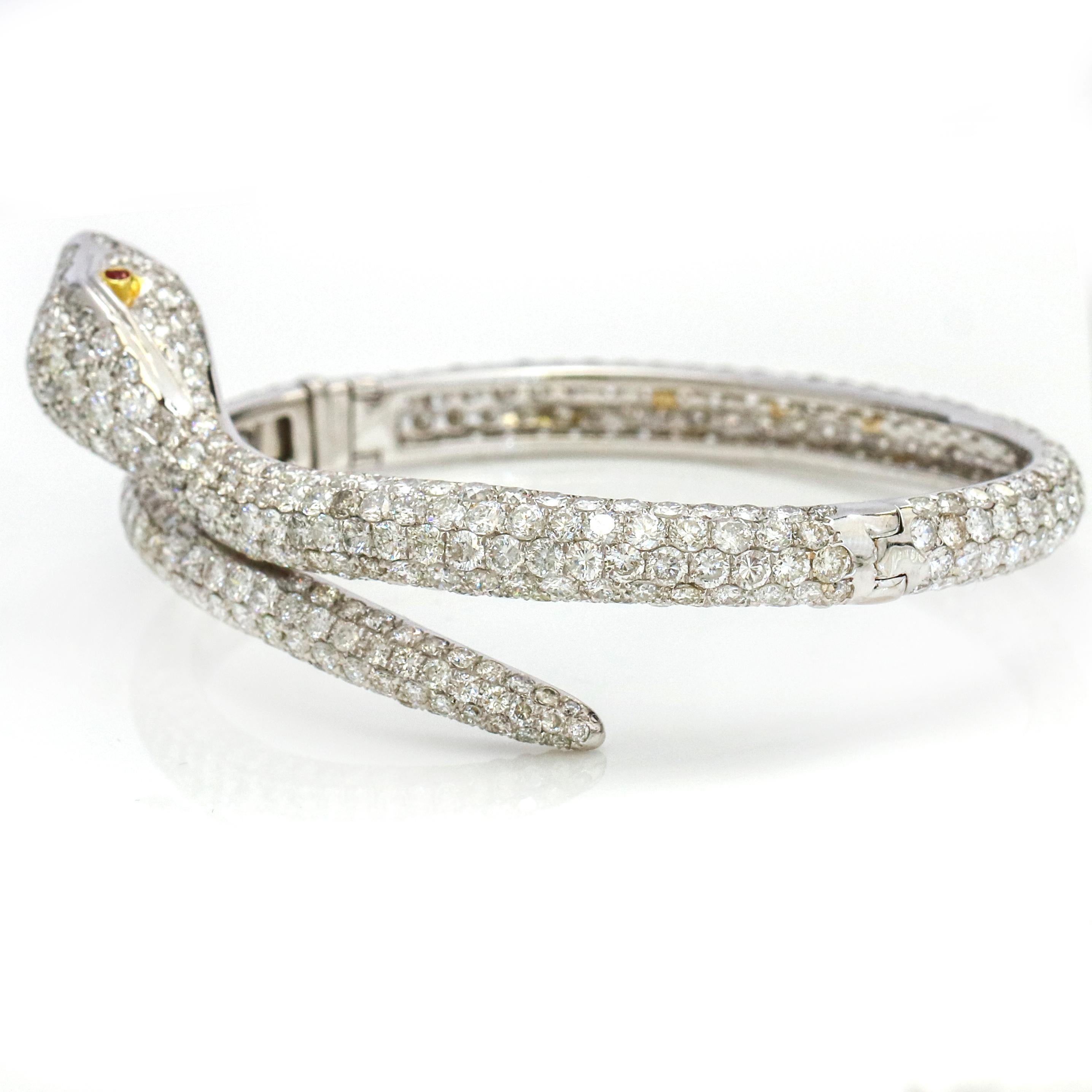 18.00 Carat 18 Karat White Gold Diamond Snake Bangle Bracelet For Sale 3