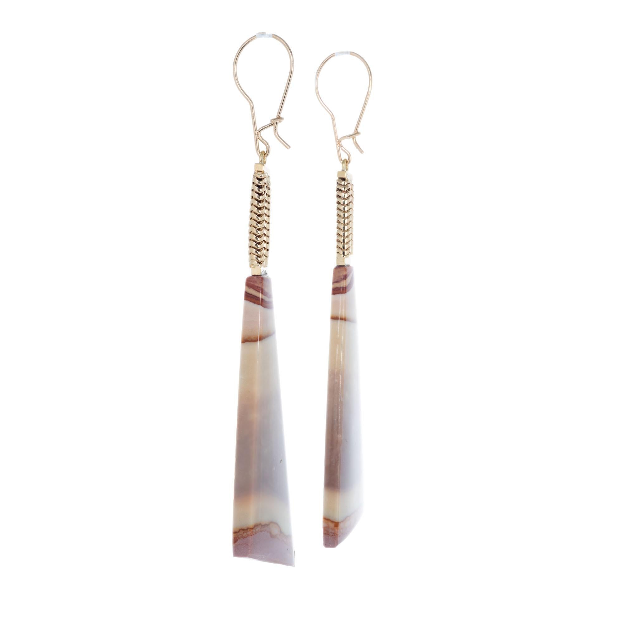 18.00 Carat Banded Agate Yellow Gold Dangle Earrings In Excellent Condition For Sale In Stamford, CT