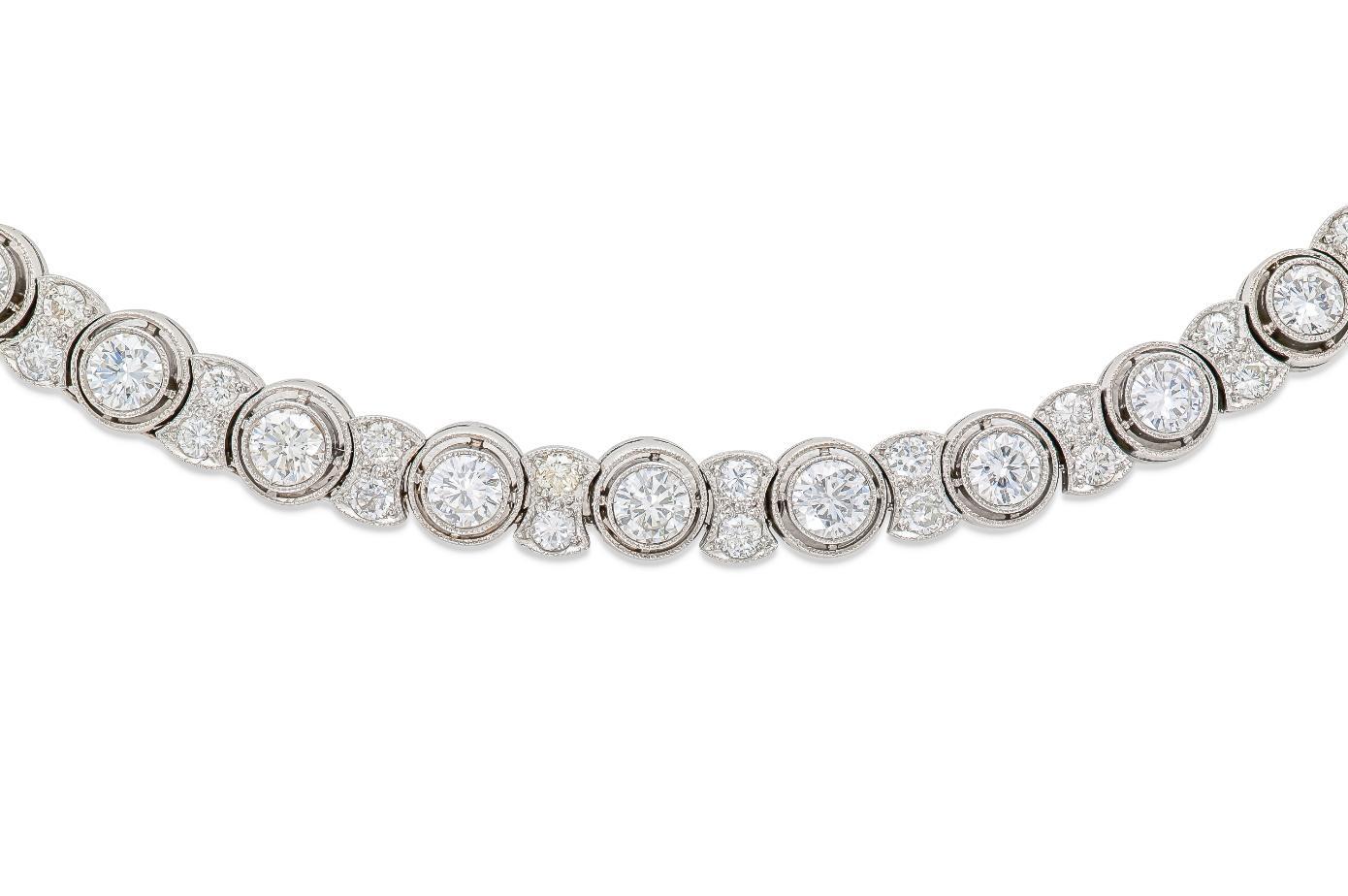 Finemente realizzato in platino con diamanti rotondi taglio Brilliante per un peso totale di circa 18,00 carati.
17 pollici