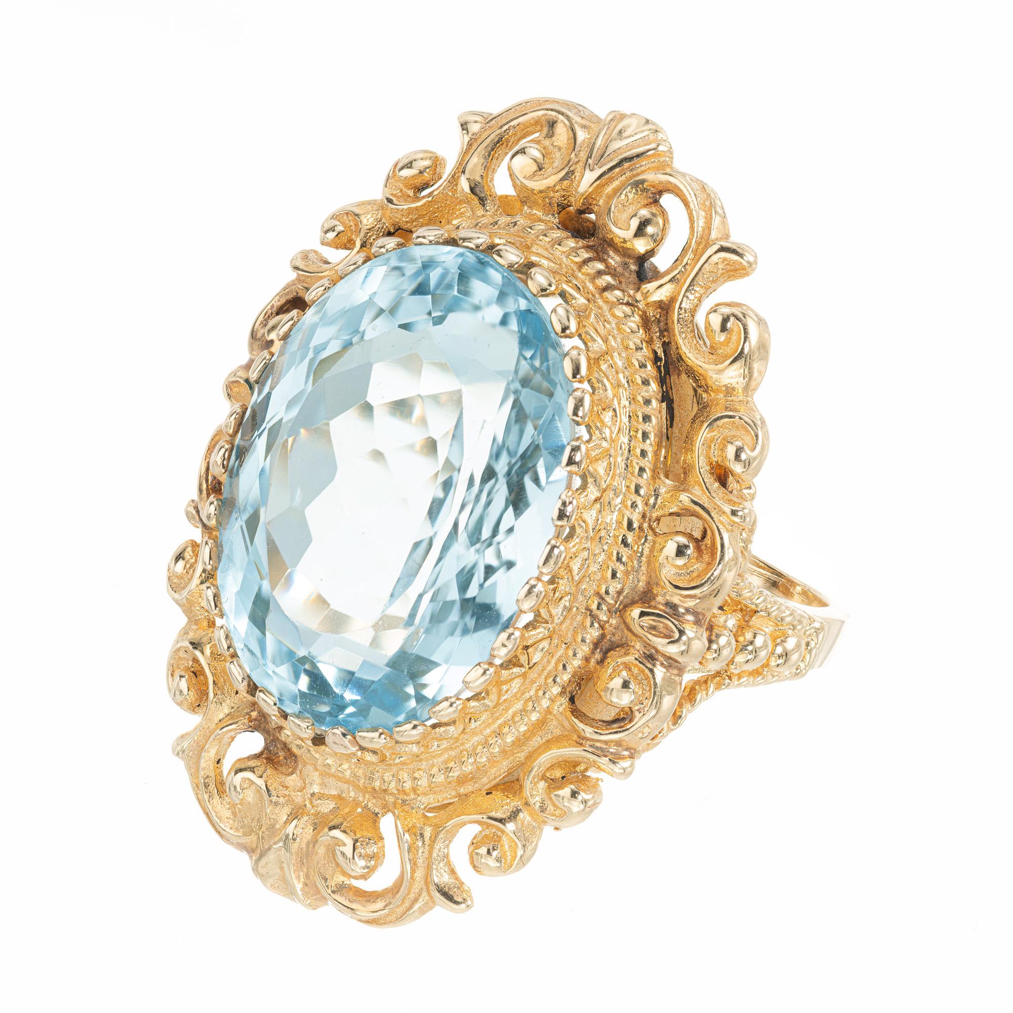 Lourde bague de cocktail en or jaune 14k ajouré, 18.00 carats de Topaze.

1, 18 x 14mm Topaze bleue ovale, poids total approx. 18.00cts
Taille 6 et assez grande
Or jaune 14k
15.0 grammes
Largeur en haut : 31.37mm
Hauteur au sommet : 9,2 mm
Largeur à