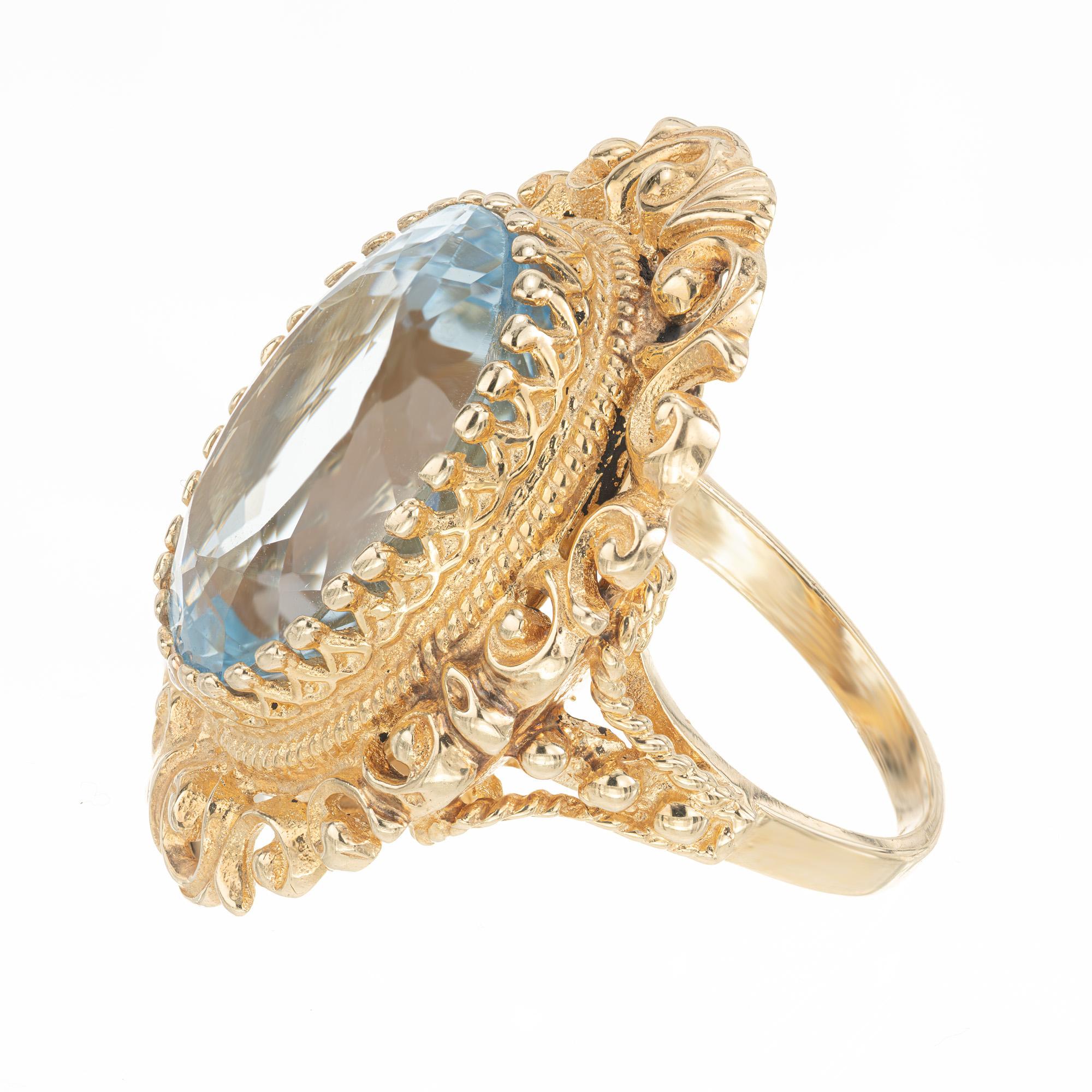 Taille ovale Bague cocktail en or avec topaze bleu vif et ovale de 18,00 carats en vente