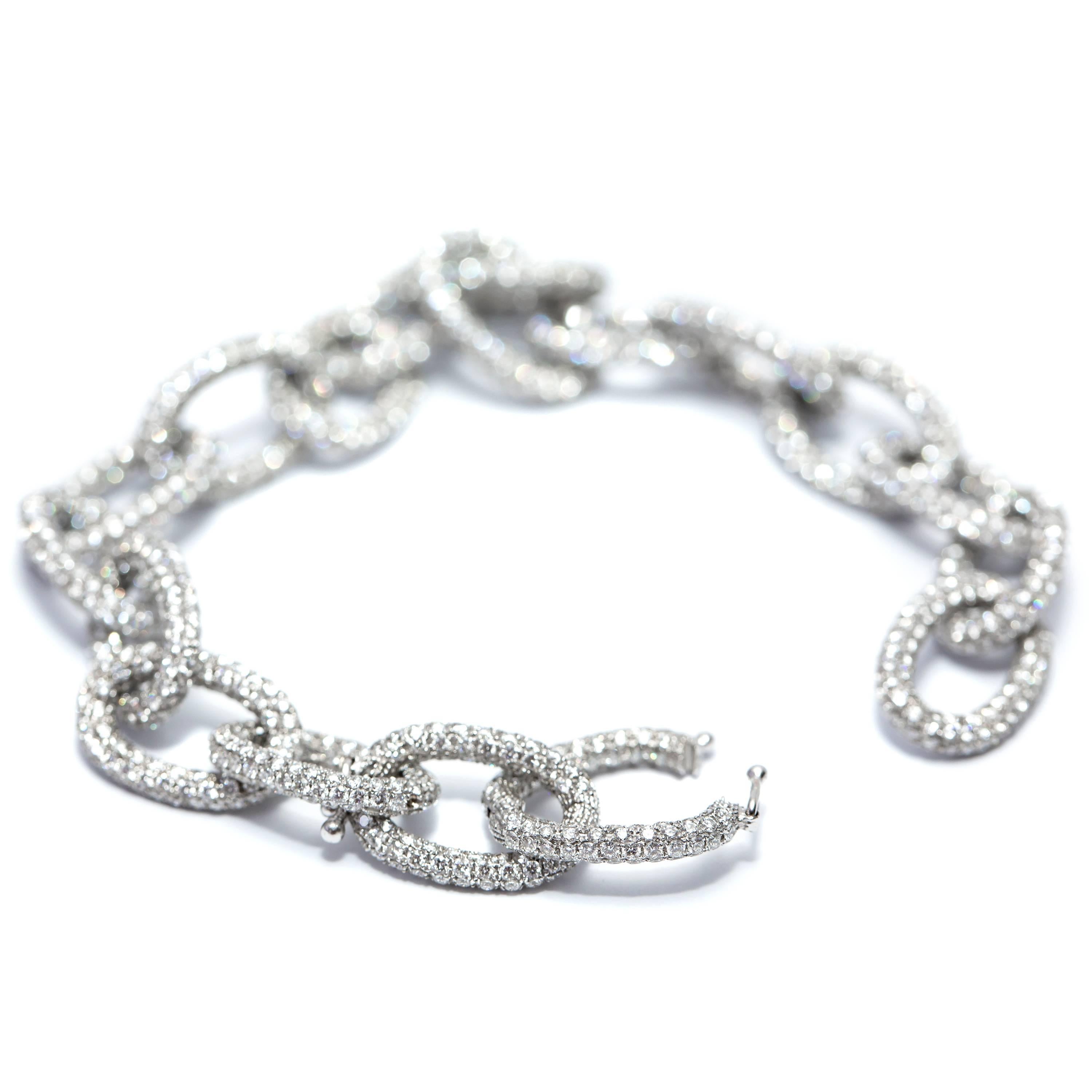 Modern 18.00 Carat Round Diamond 18 Karat White Gold Pave Set Diamond Chain Bracelet For Sale