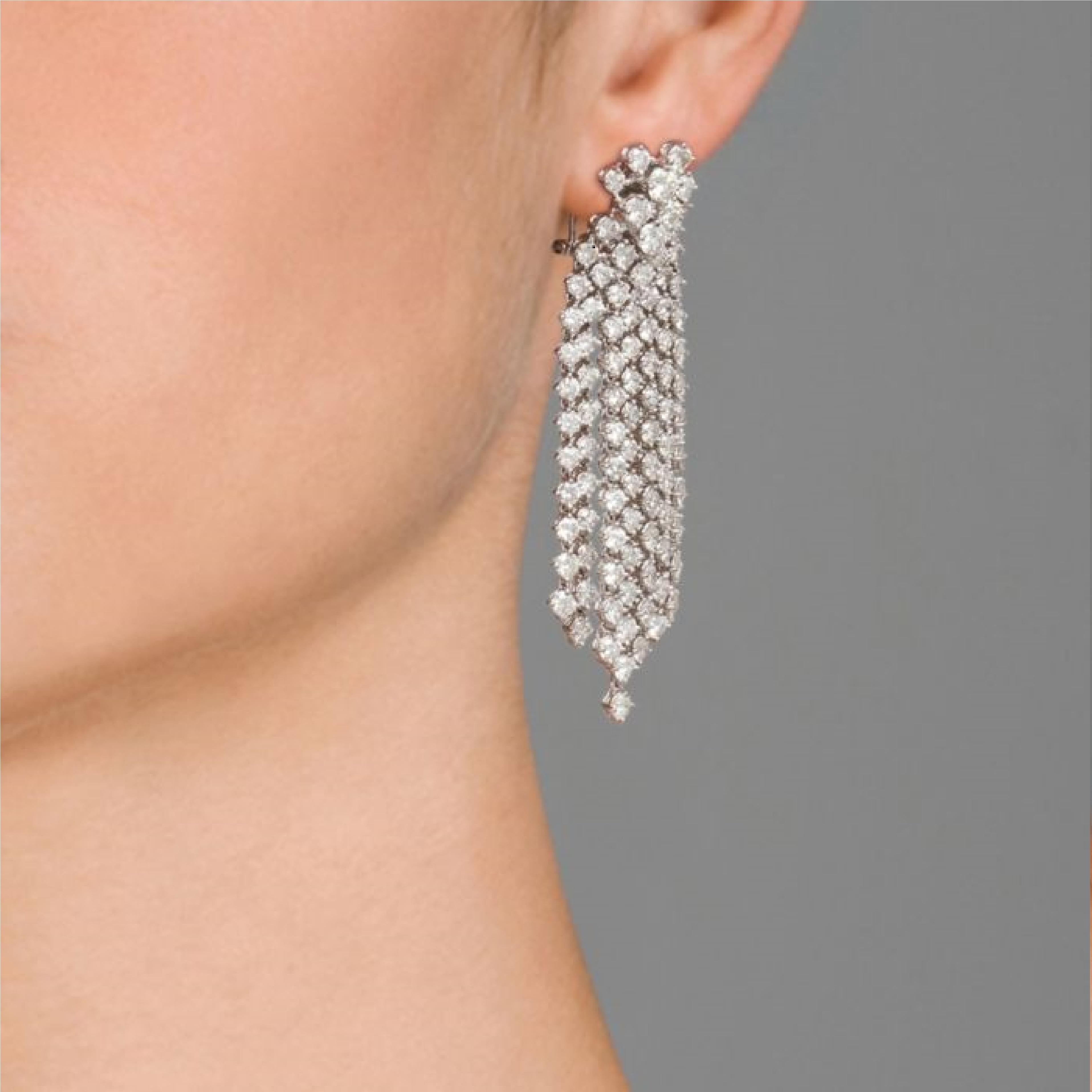 Classic 18.00 Carats Diamond Earrings
Stunning long diamond earrings, features 18.00 carats of round brilliant cut diamonds, Seven long diamond drops. 
Perfect earrings for any occasion.
2.5