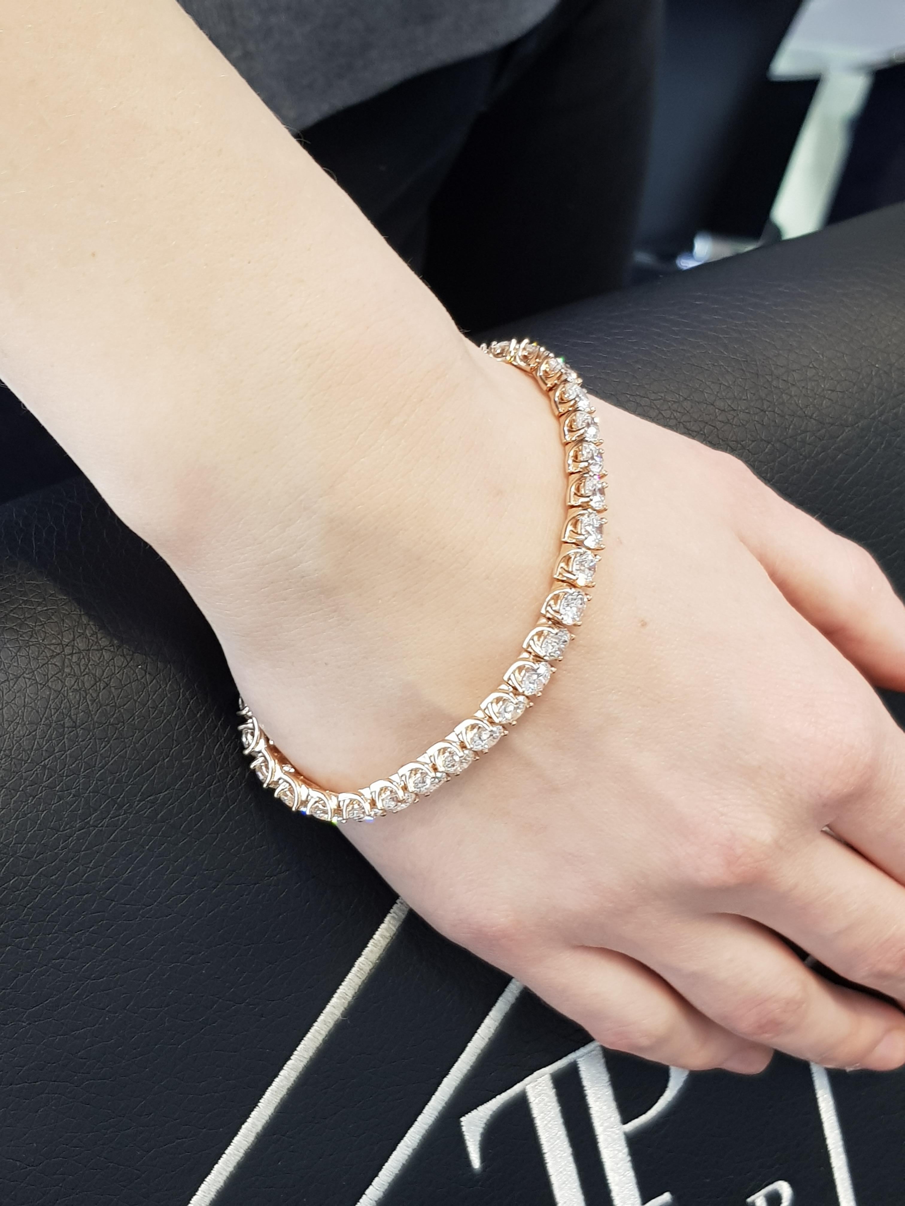 Bespoke 18 Carat Round Diamond 18 Karat Rose Gold Four Claw Line Tennis Bracelet For Sale 1