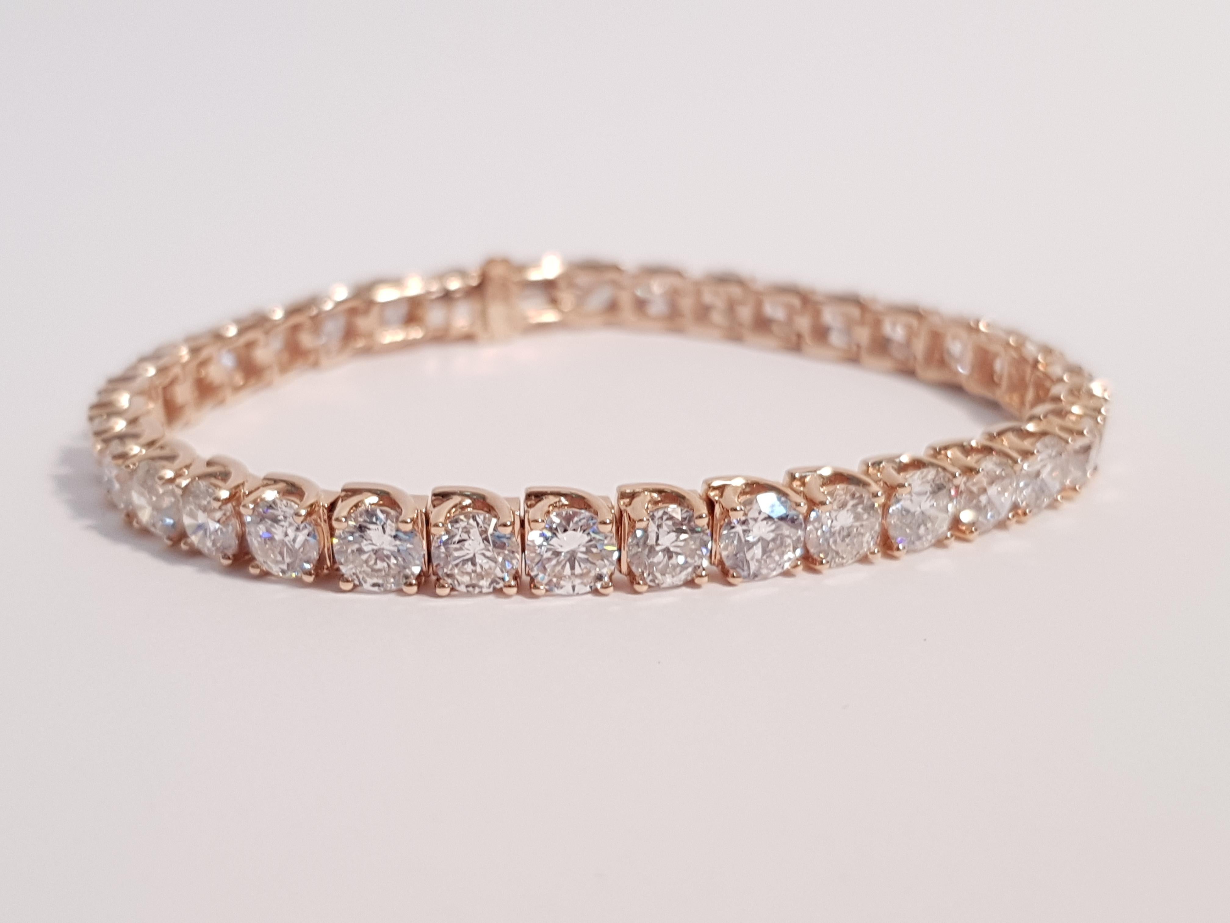 Modern Bespoke 18 Carat Round Diamond 18 Karat Rose Gold Four Claw Line Tennis Bracelet For Sale