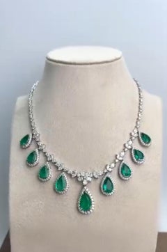 18.00 Carats Zambian Emeralds 11.00 Ct Mixed Shape Diamonds 18k Gold Necklace